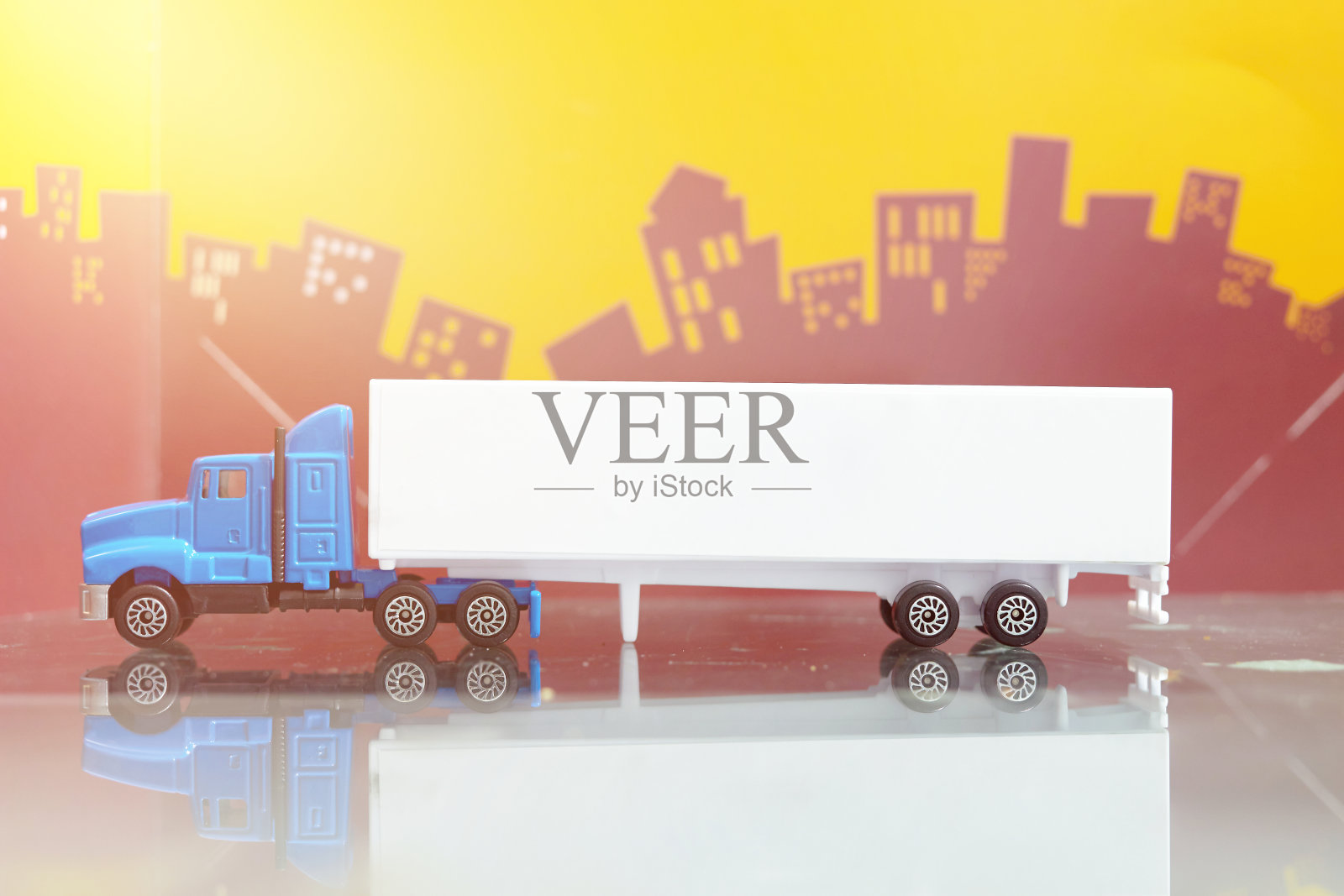 以城市为背景的集装箱卡车玩具照片摄影图片