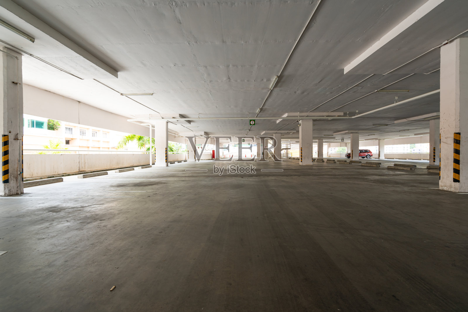 停车场停车场百货商场内部空停车场或车库内部办公大楼照片摄影图片