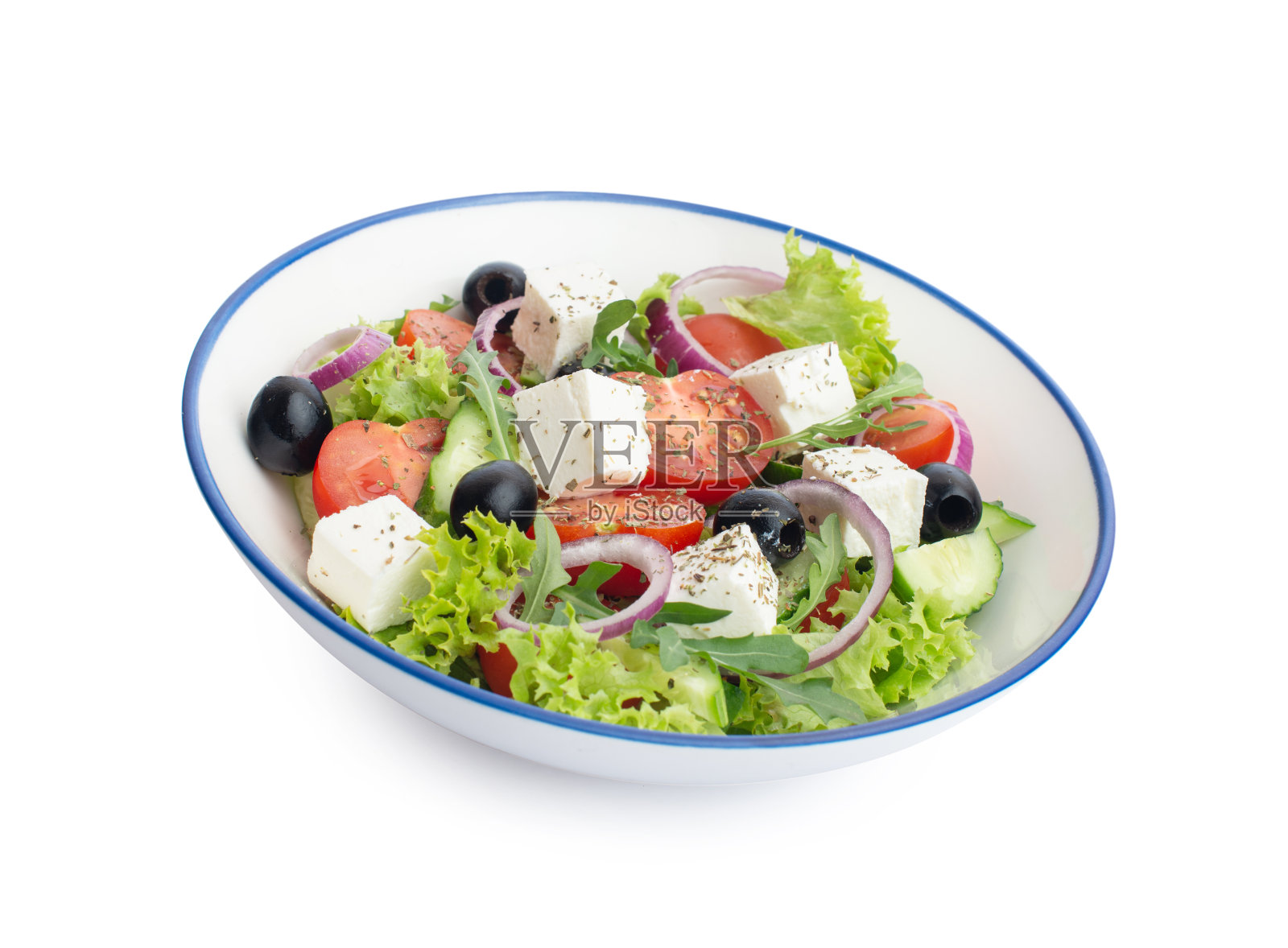 盘子与希腊沙拉在白色孤立的背景照片摄影图片