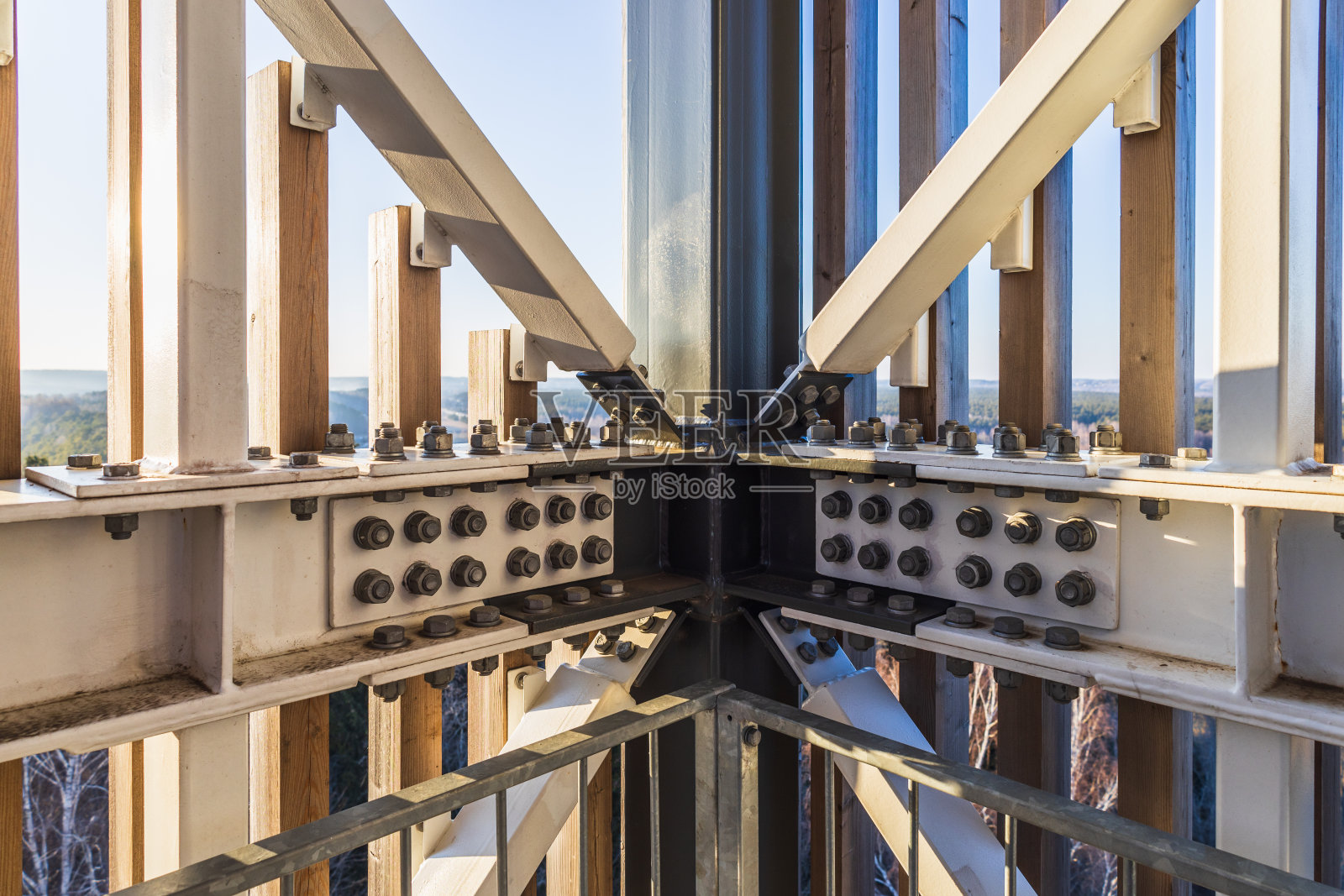 连接大型工业钢结构的钢螺钉螺栓详图照片摄影图片