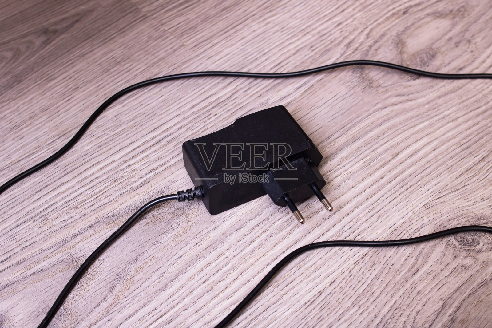 电源与电线在木地板上照片摄影图片