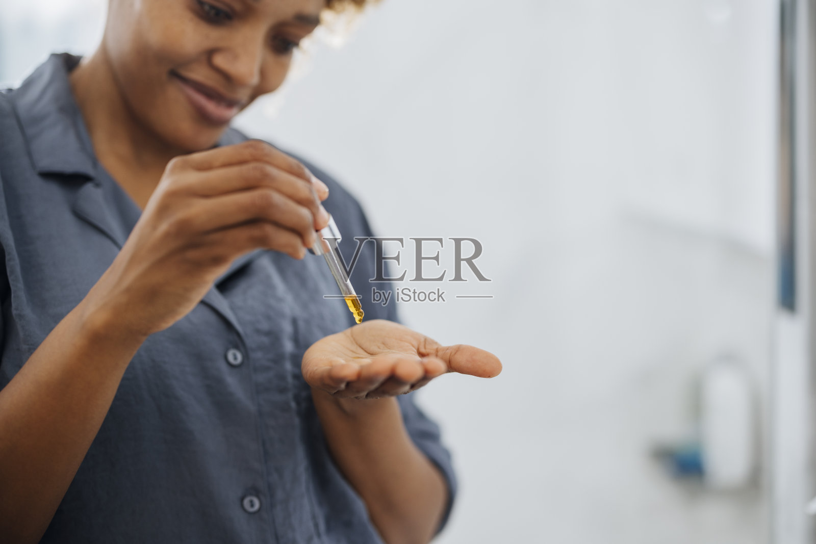 早晨常规:妇女使用血清涂抹器照片摄影图片