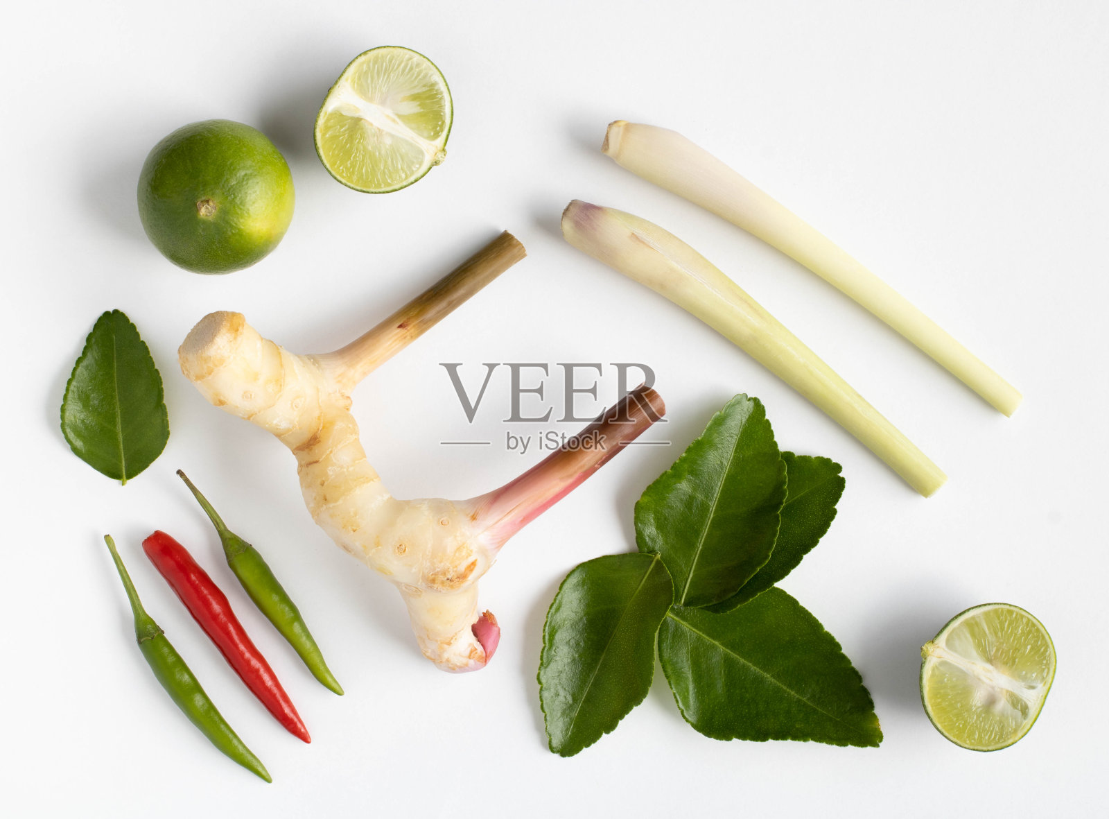 白色背景的泰国辣味汤:白色背景上的茶叶，酸橙，高良姜，柠檬草，辣椒照片摄影图片