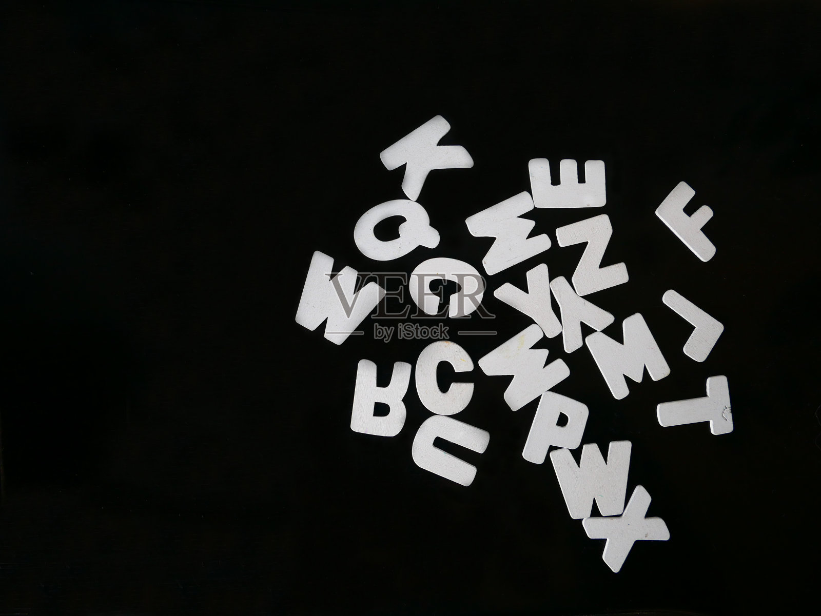 白色木字散落在黑色背景上照片摄影图片