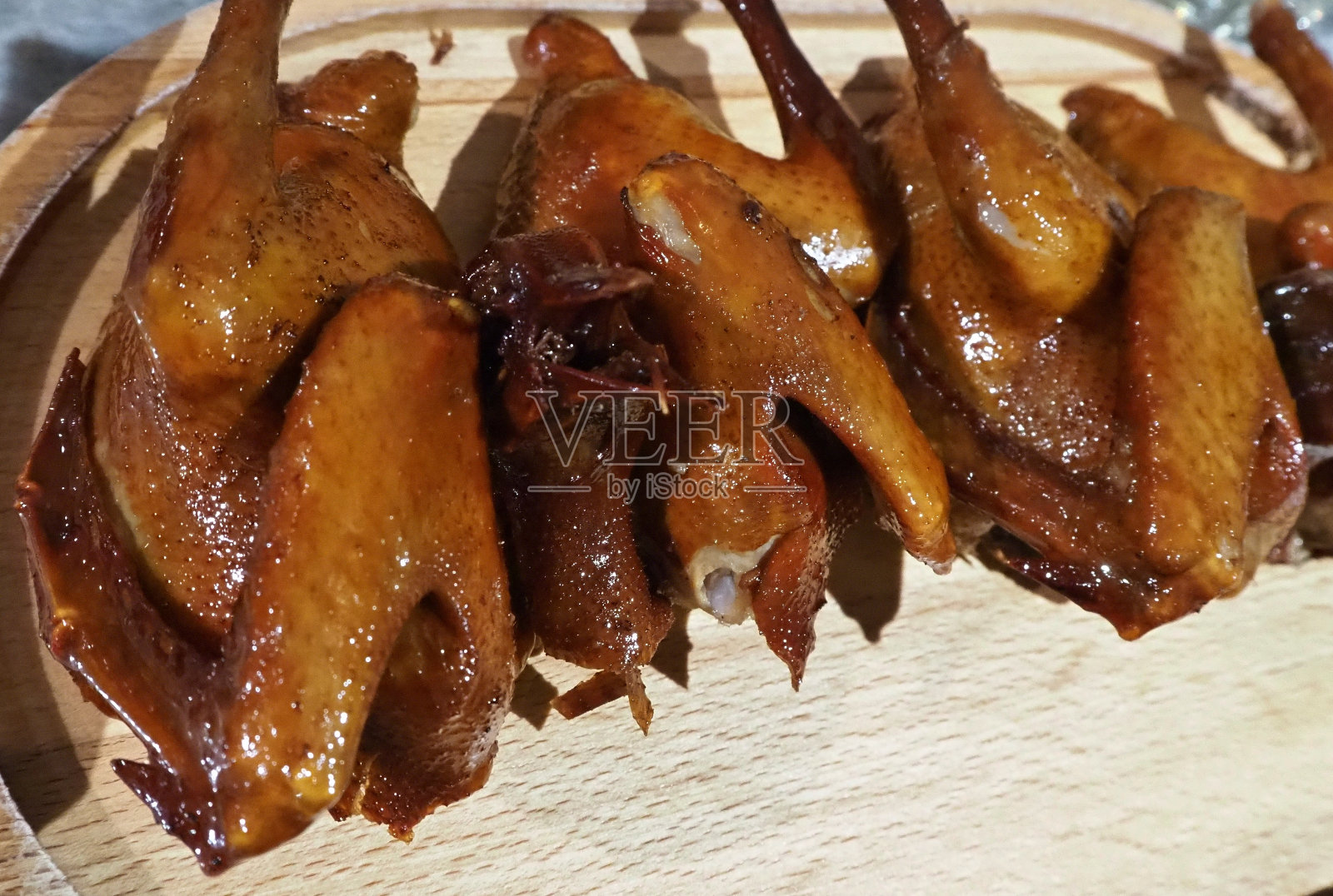 油炸的鸽子照片摄影图片