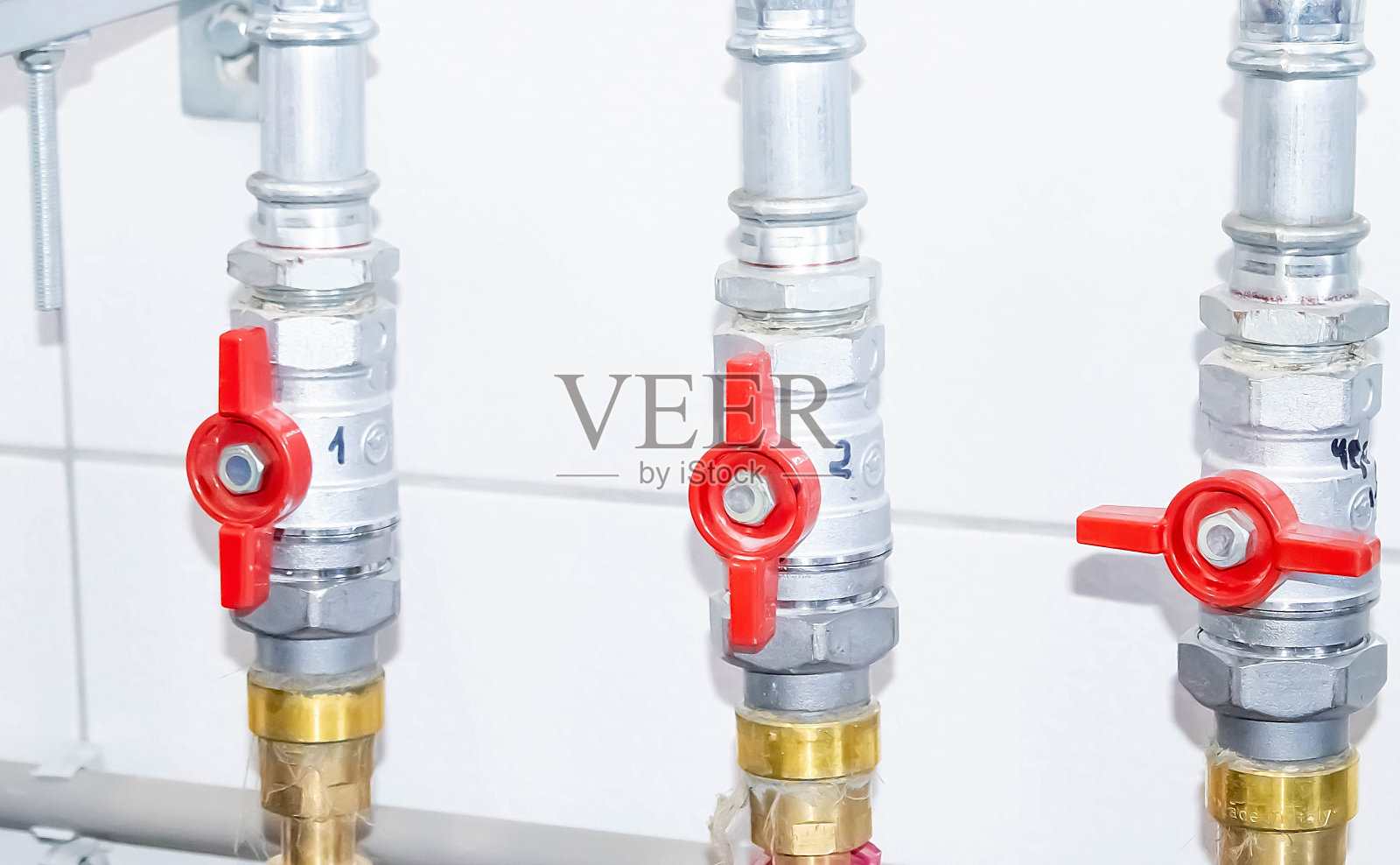 中国旧住宅区的水管和阀门照片摄影图片