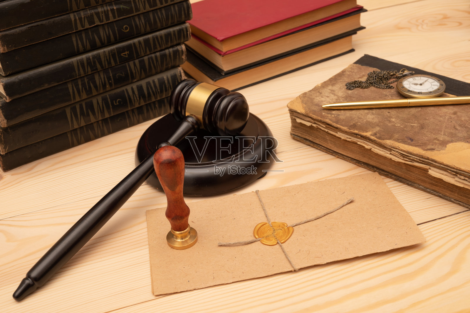 老式邮票、信封和遗嘱。公证人的工具照片摄影图片