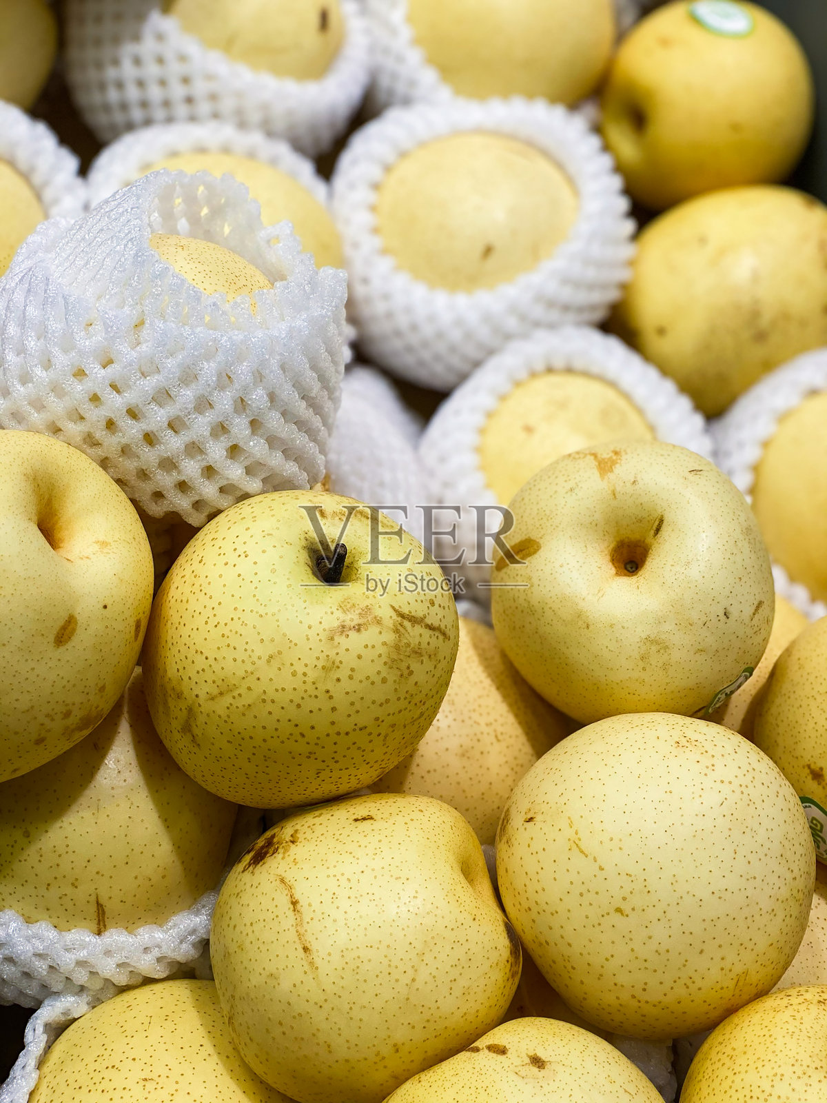 超市里出售的纳西梨。照片摄影图片