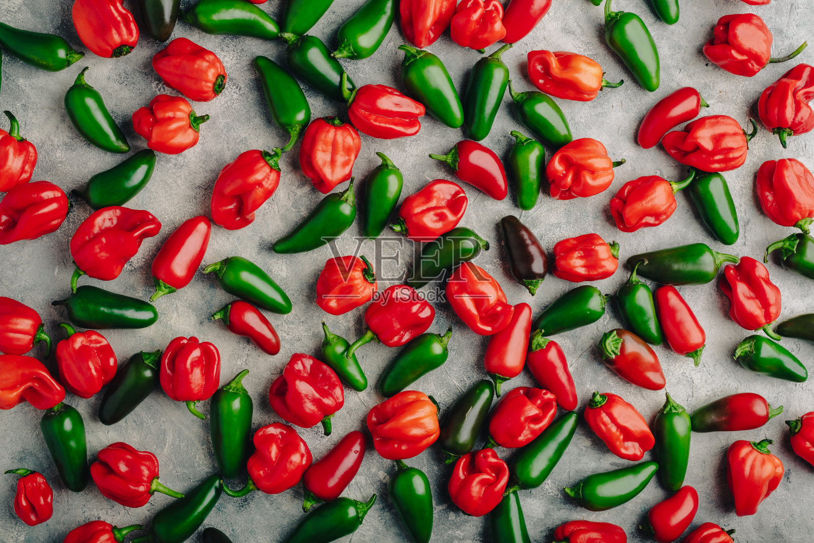 混凝土台面上的墨西哥辣椒和哈瓦那辣椒照片摄影图片