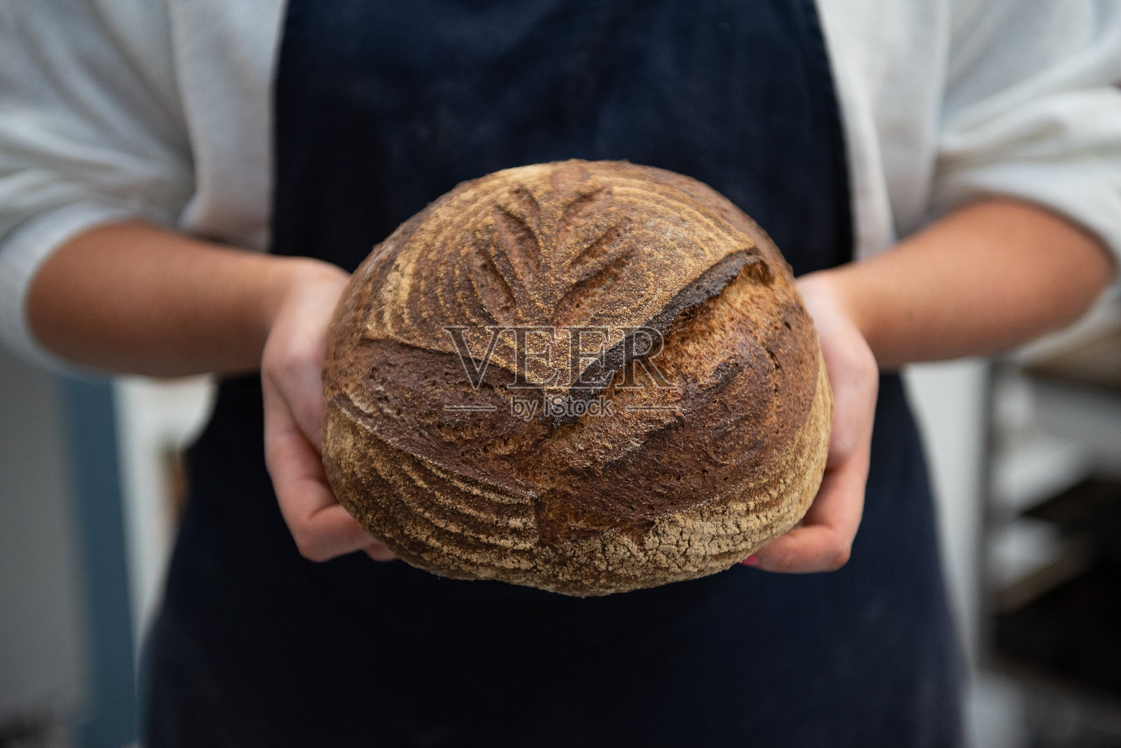 穿着中性衣服的人在镜头前展示荞麦酵母照片摄影图片