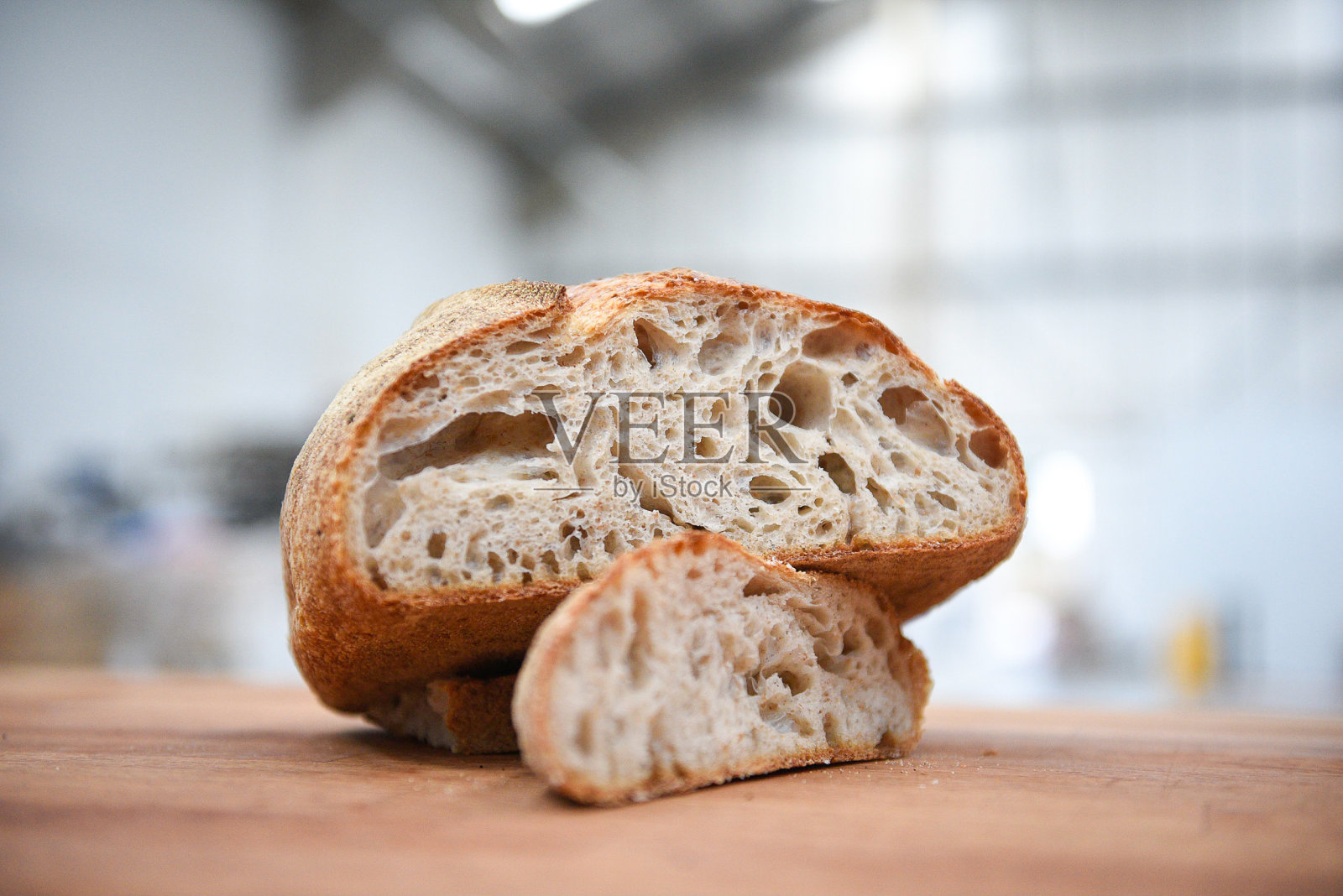 天然发酵的白酵母切成两半，显露结构和质地。照片摄影图片