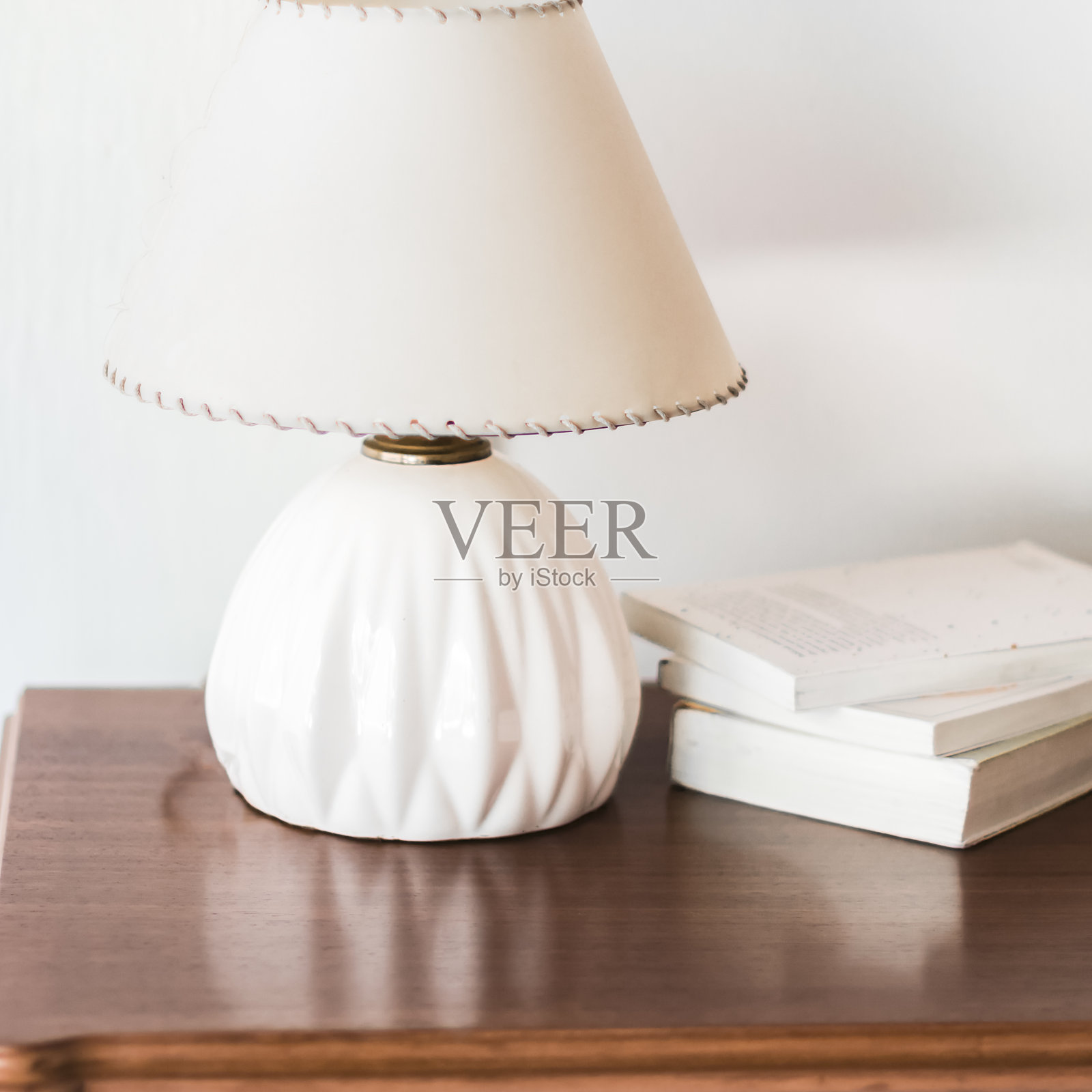 是时候在舒适的家里读一本书了照片摄影图片