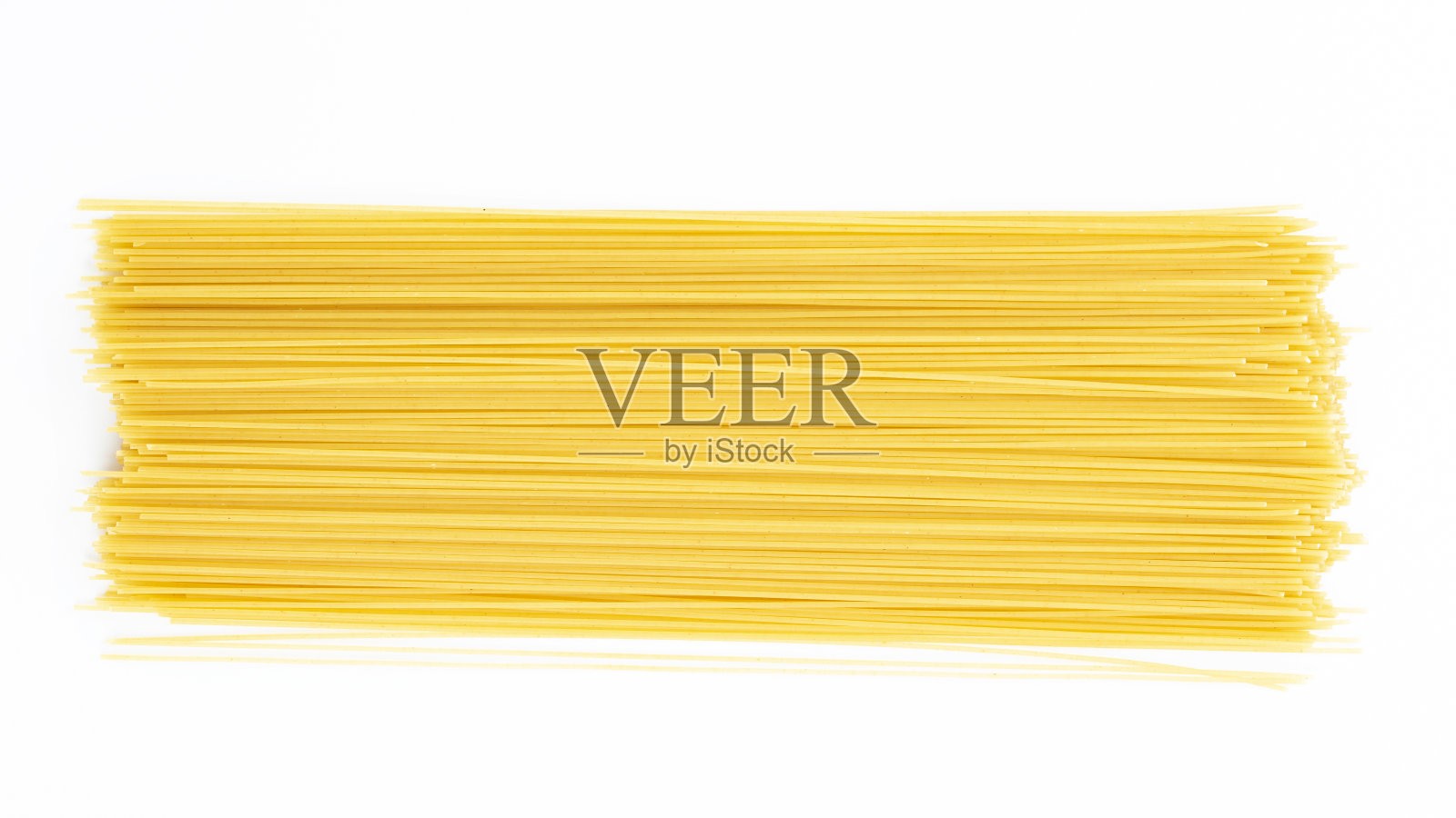 一堆生的长意大利面孤立在白色的背景上。照片摄影图片