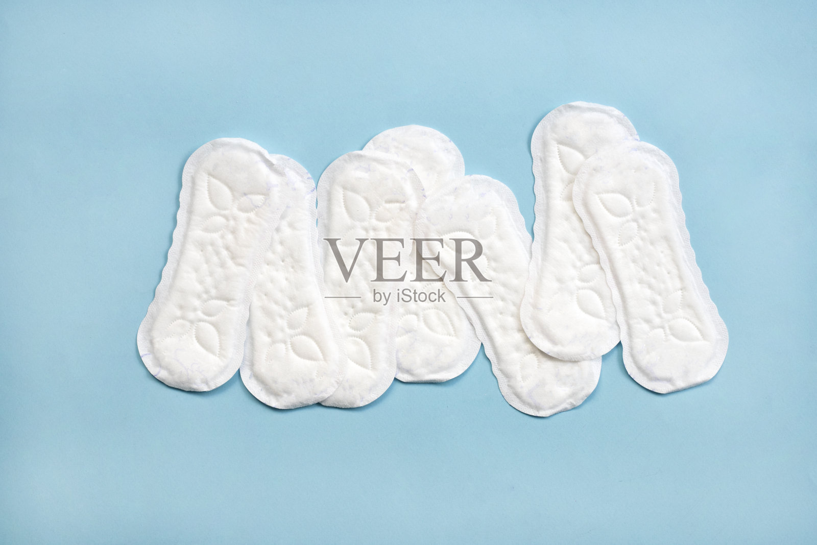 蓝色背景的卫生巾照片摄影图片