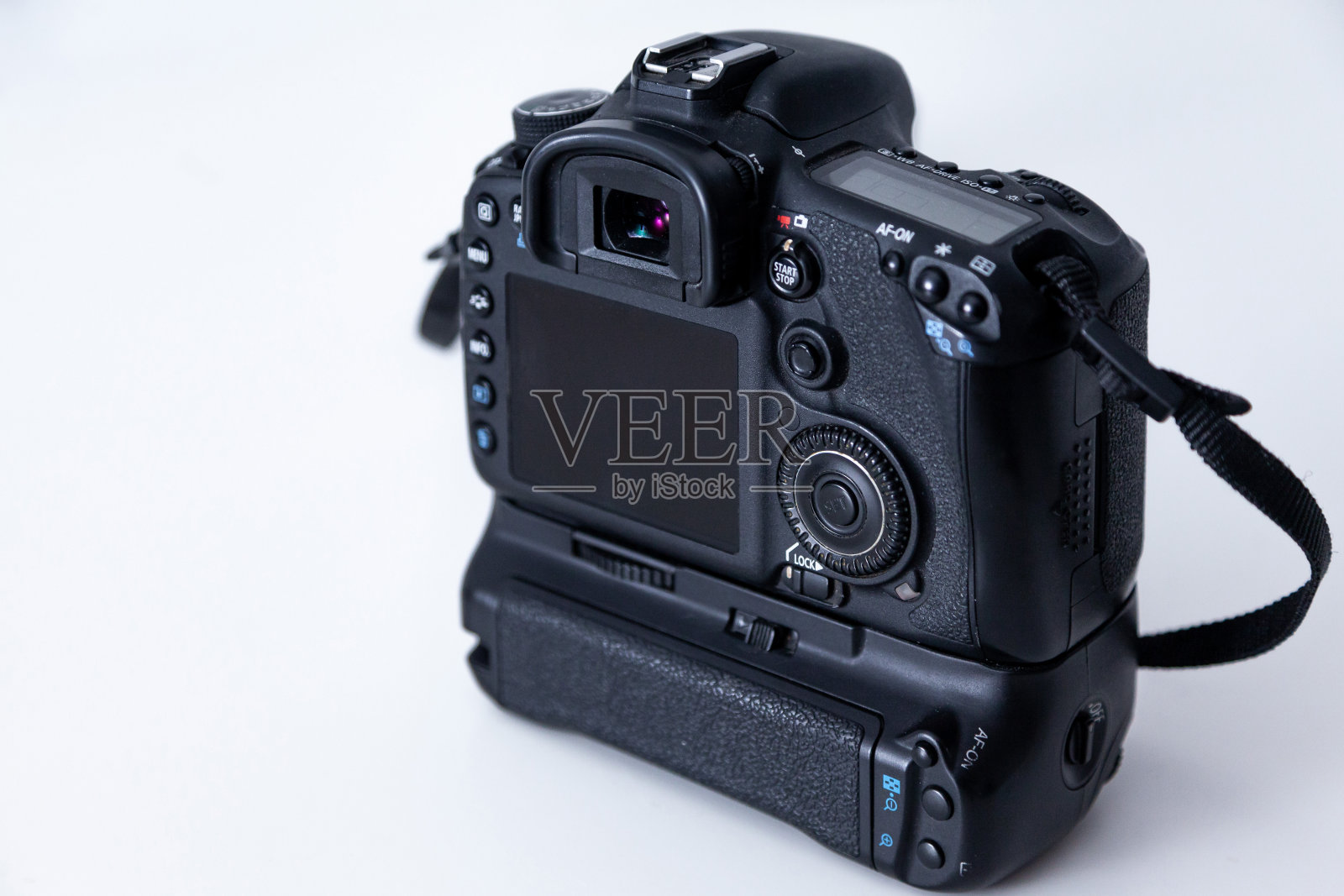 单反相机机身在白色背景上的黑色。照片摄影图片