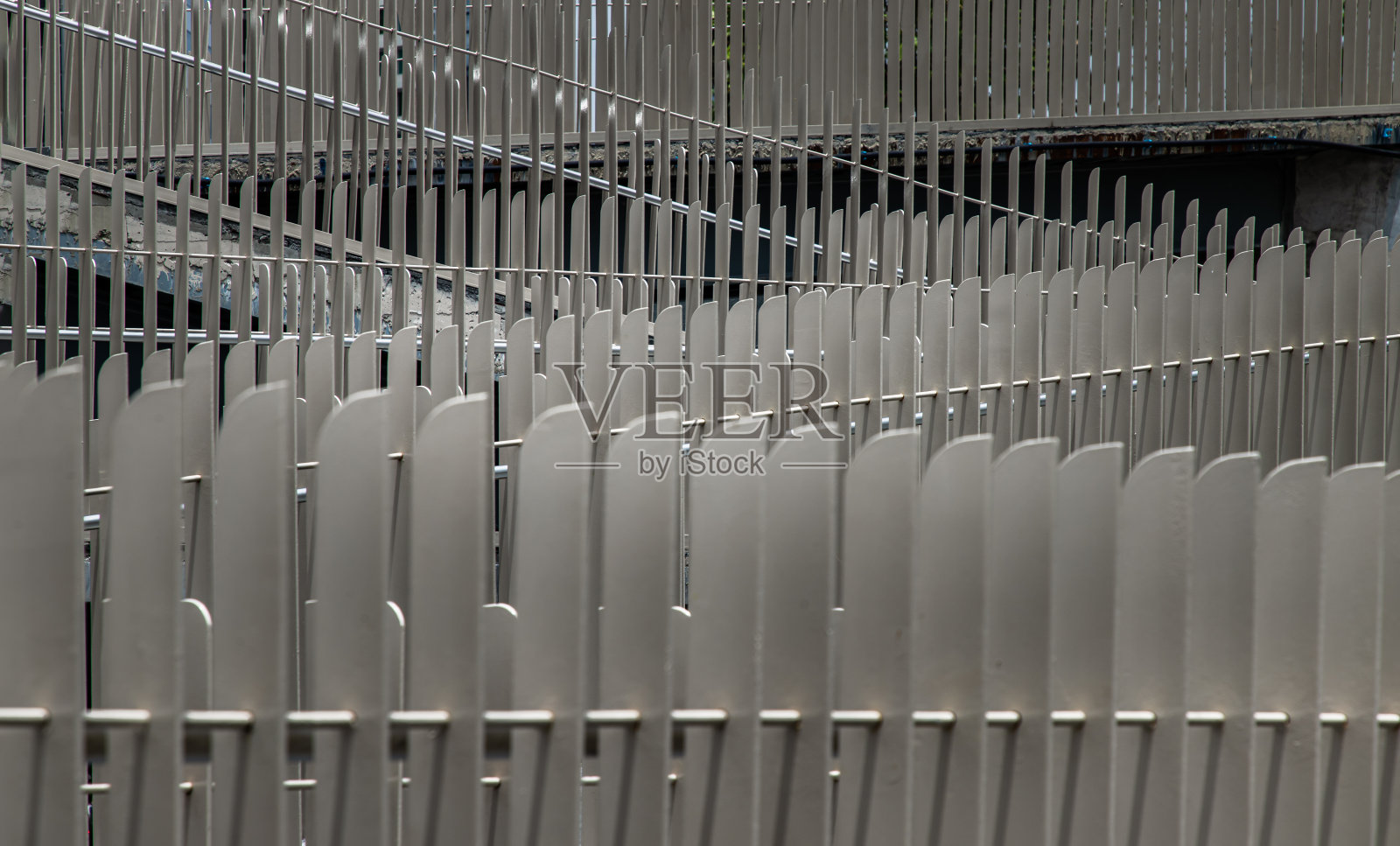 公园桥上的装饰性铁栅栏。照片摄影图片