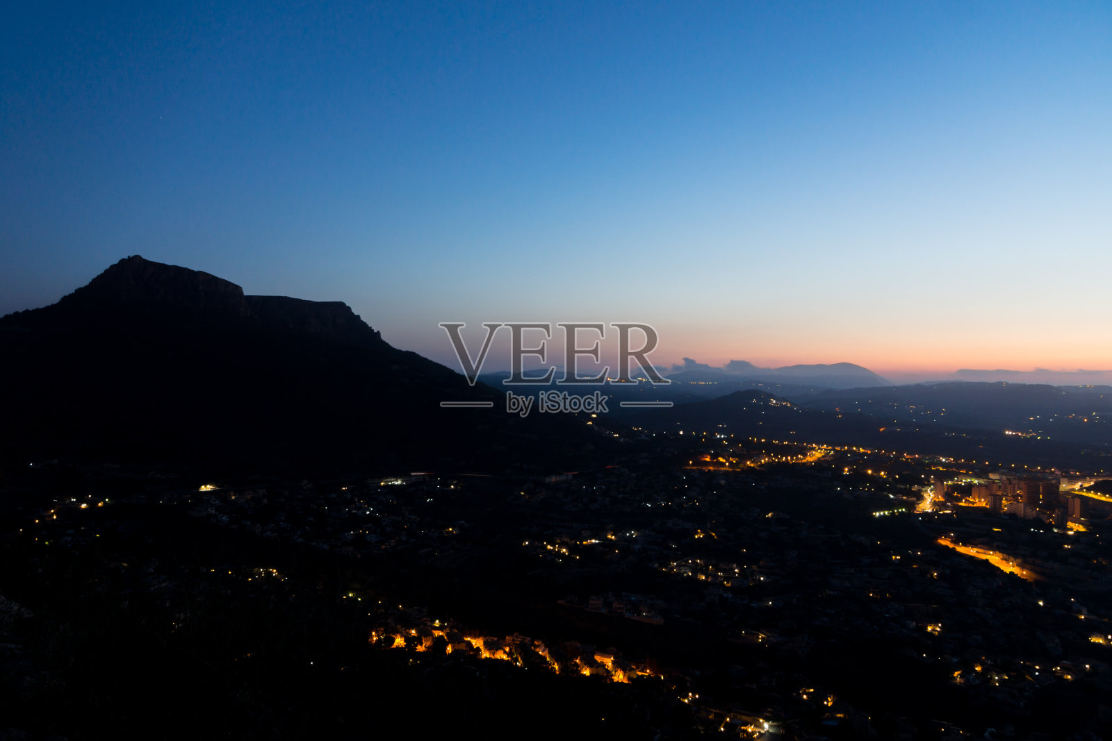 Oltá山脉和卡尔佩东部在黎明时分。照片摄影图片