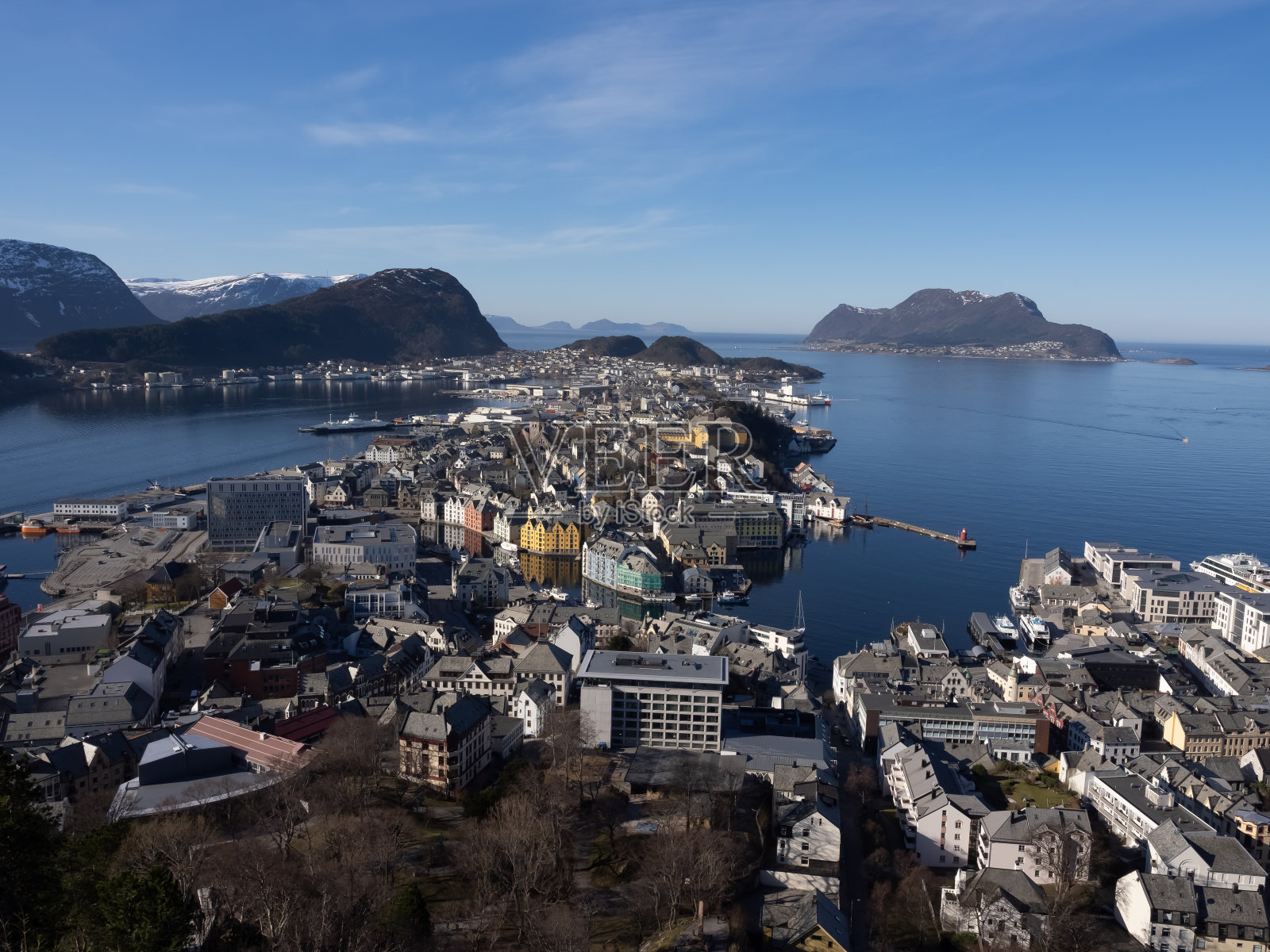 《华丽之城港甲lesund (Aalesund)、文学硕士¸re og壮丽景色,挪威。照片摄影图片