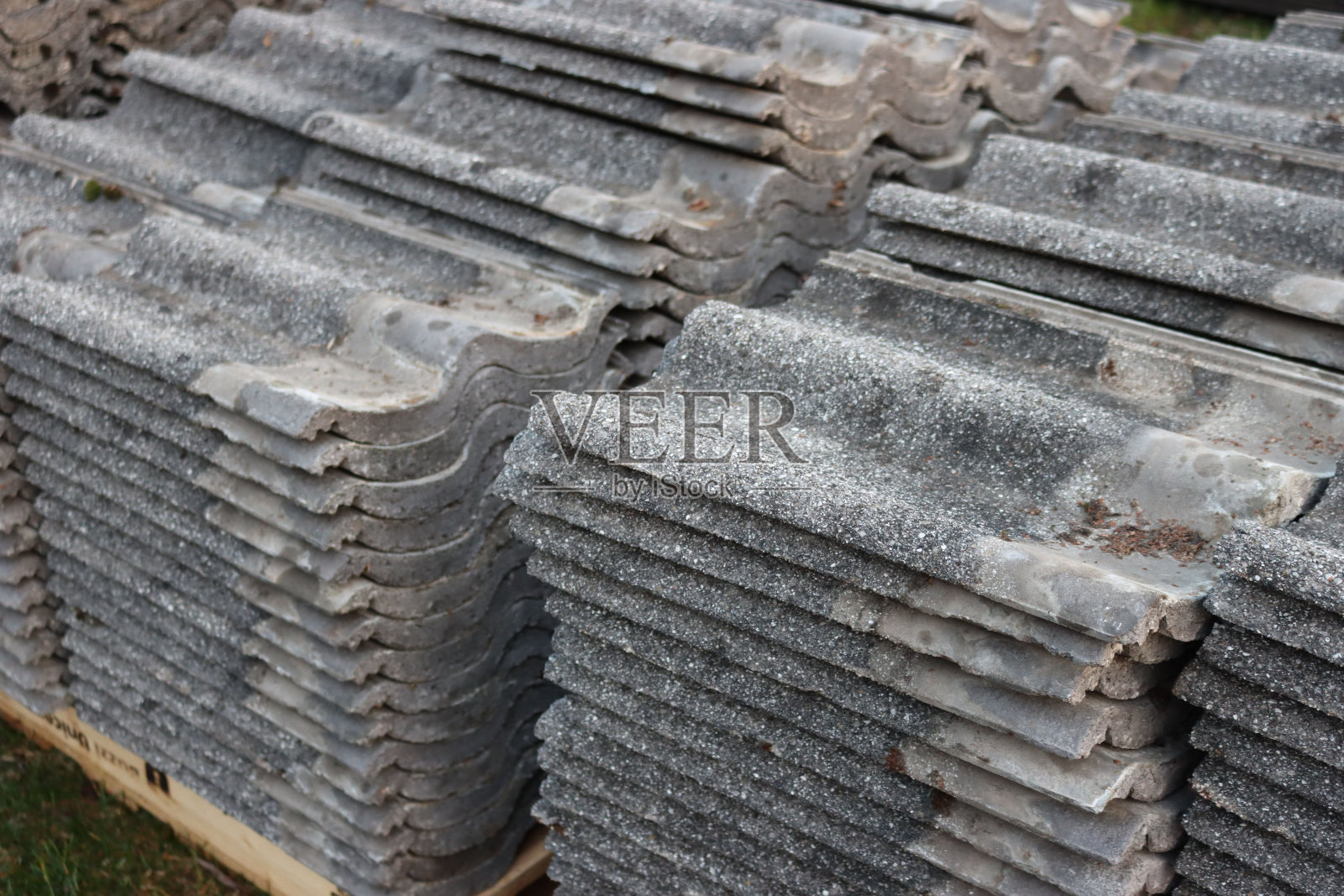 旧水泥瓦片堆积如山照片摄影图片