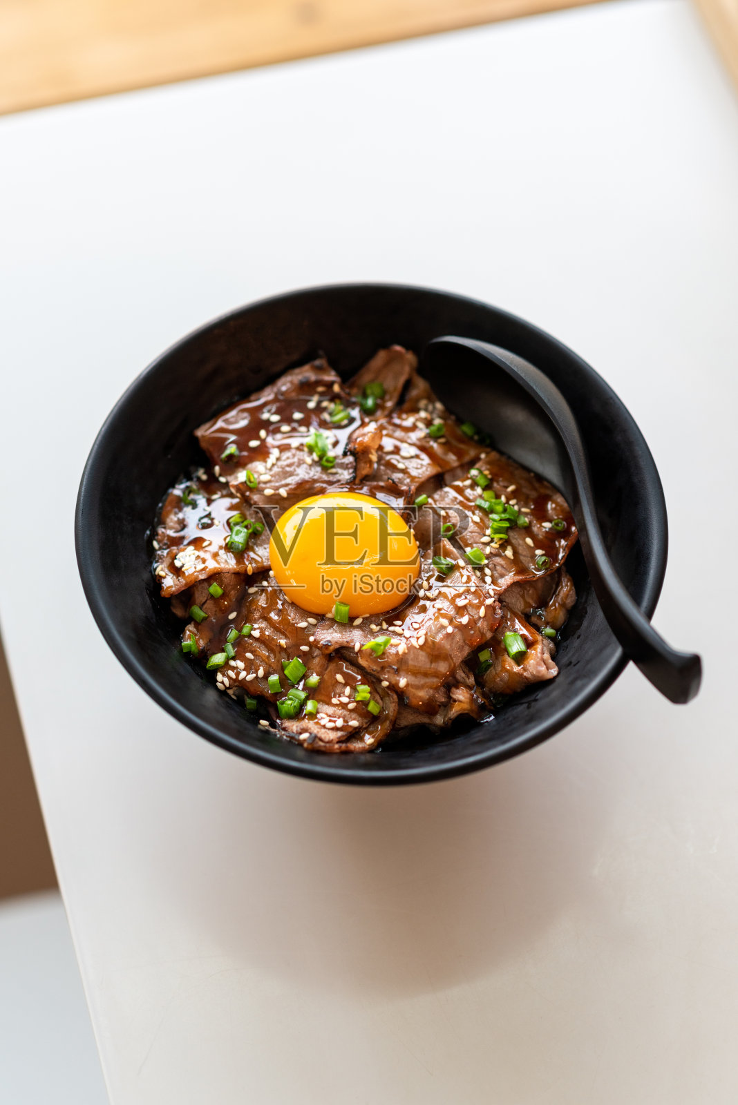 美味的黄牛肉饭配生鸡蛋照片摄影图片