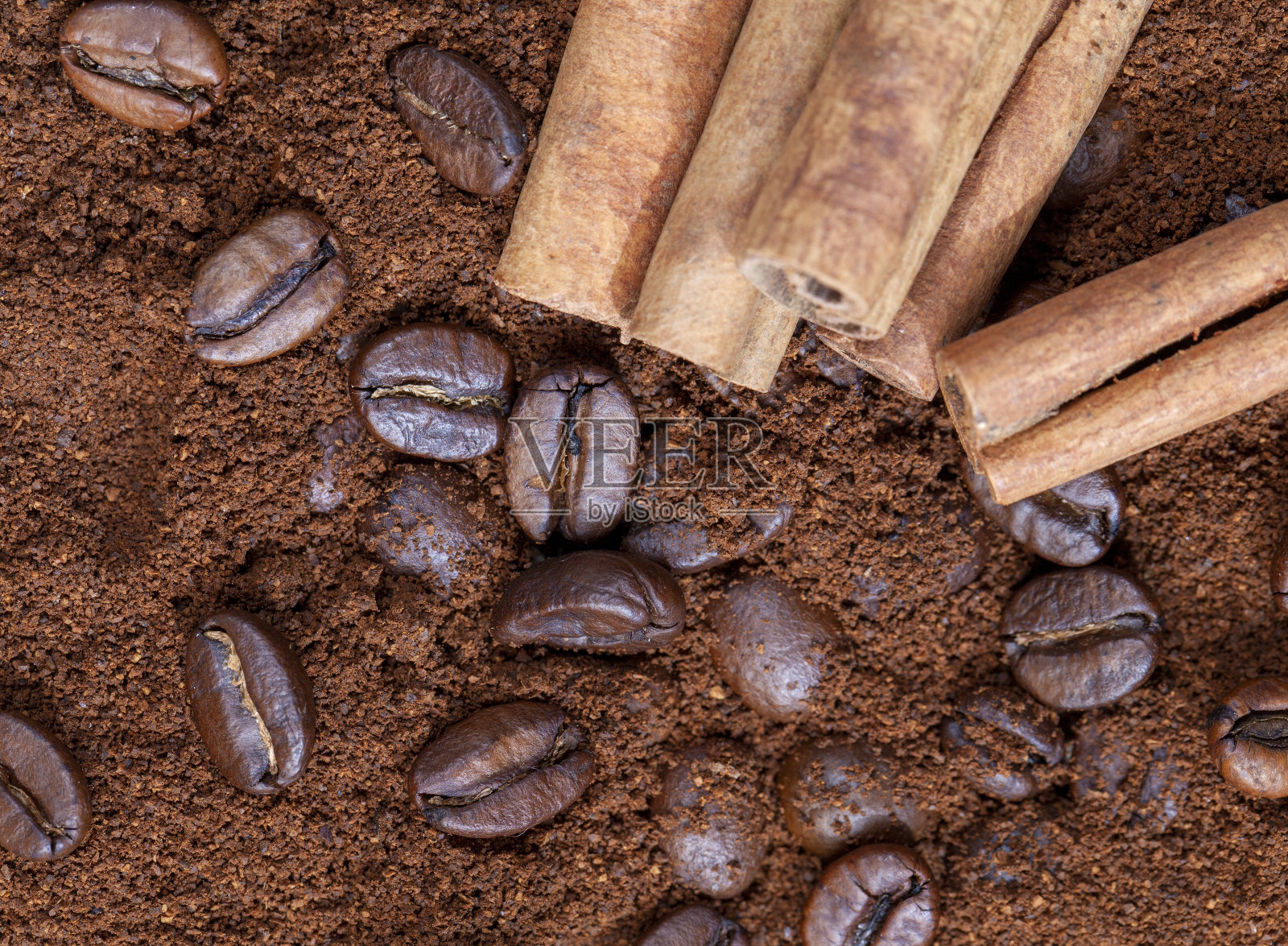 烘焙咖啡豆和一堆磨碎的天然咖啡照片摄影图片