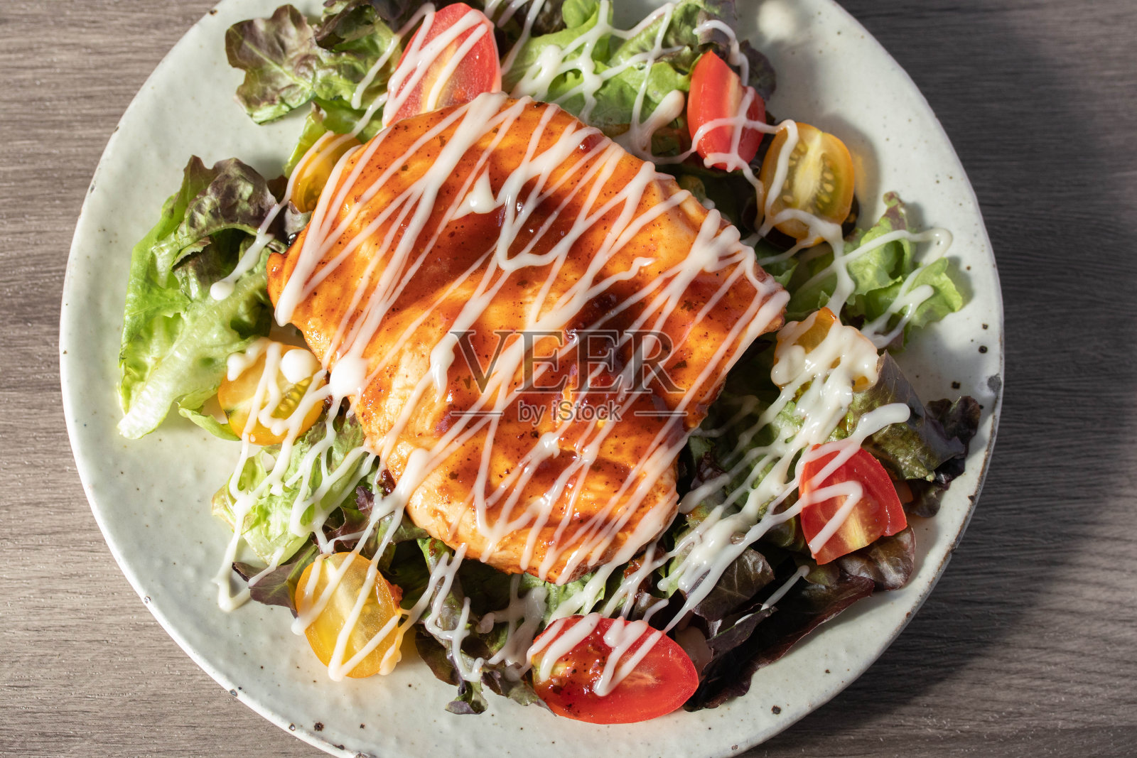 盘子里的烤鸡排配蔬菜。照片摄影图片