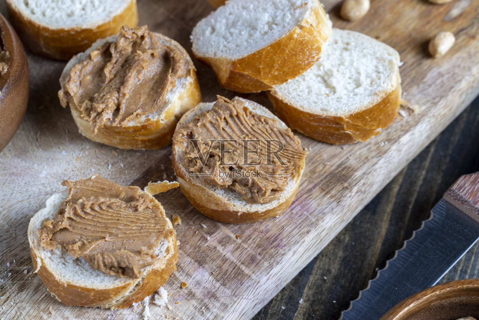 花生糊，花生片和白法棍照片摄影图片