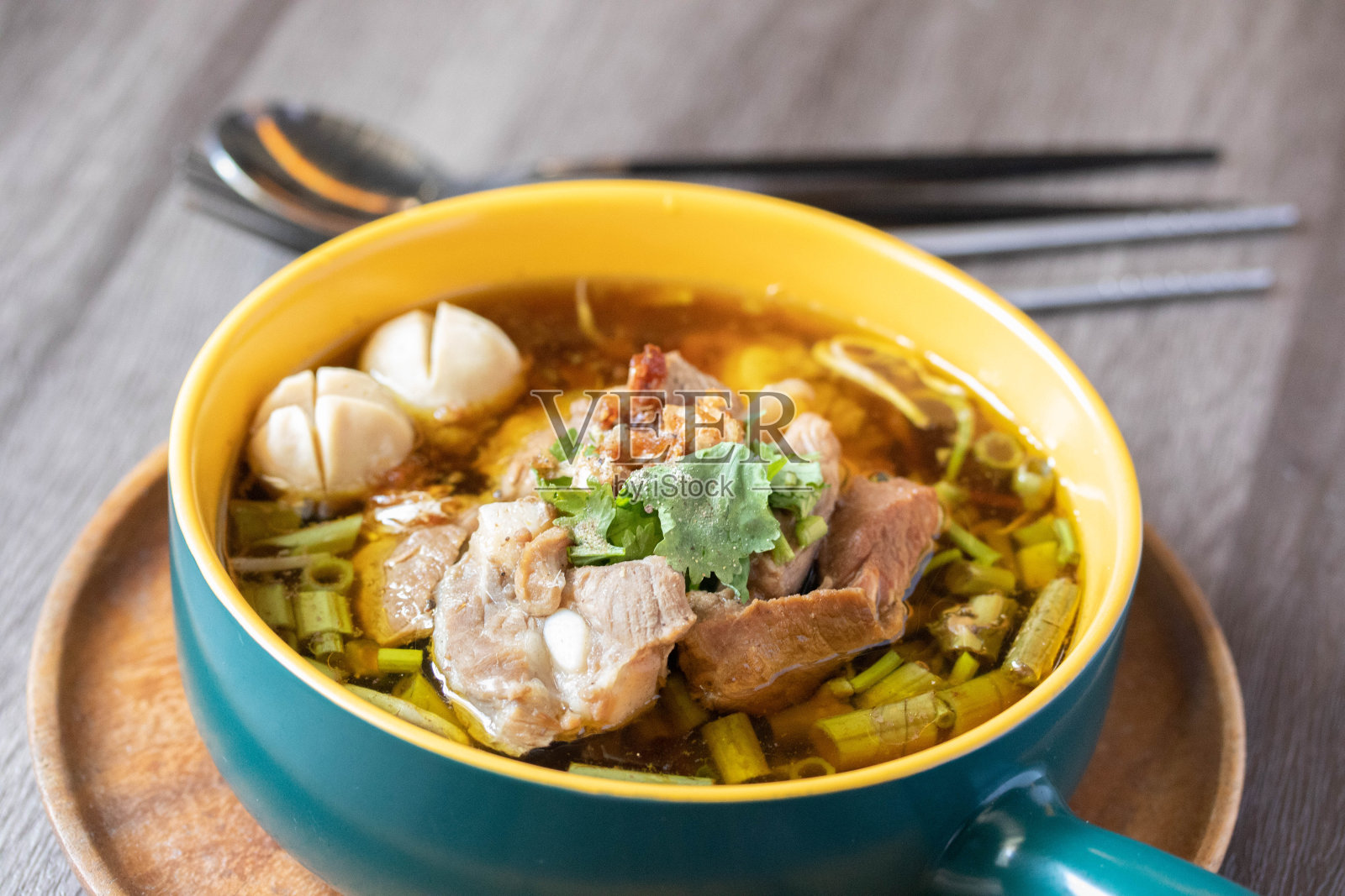 红烧肉高老配牵牛花和豆芽，当地的泰国菜照片摄影图片