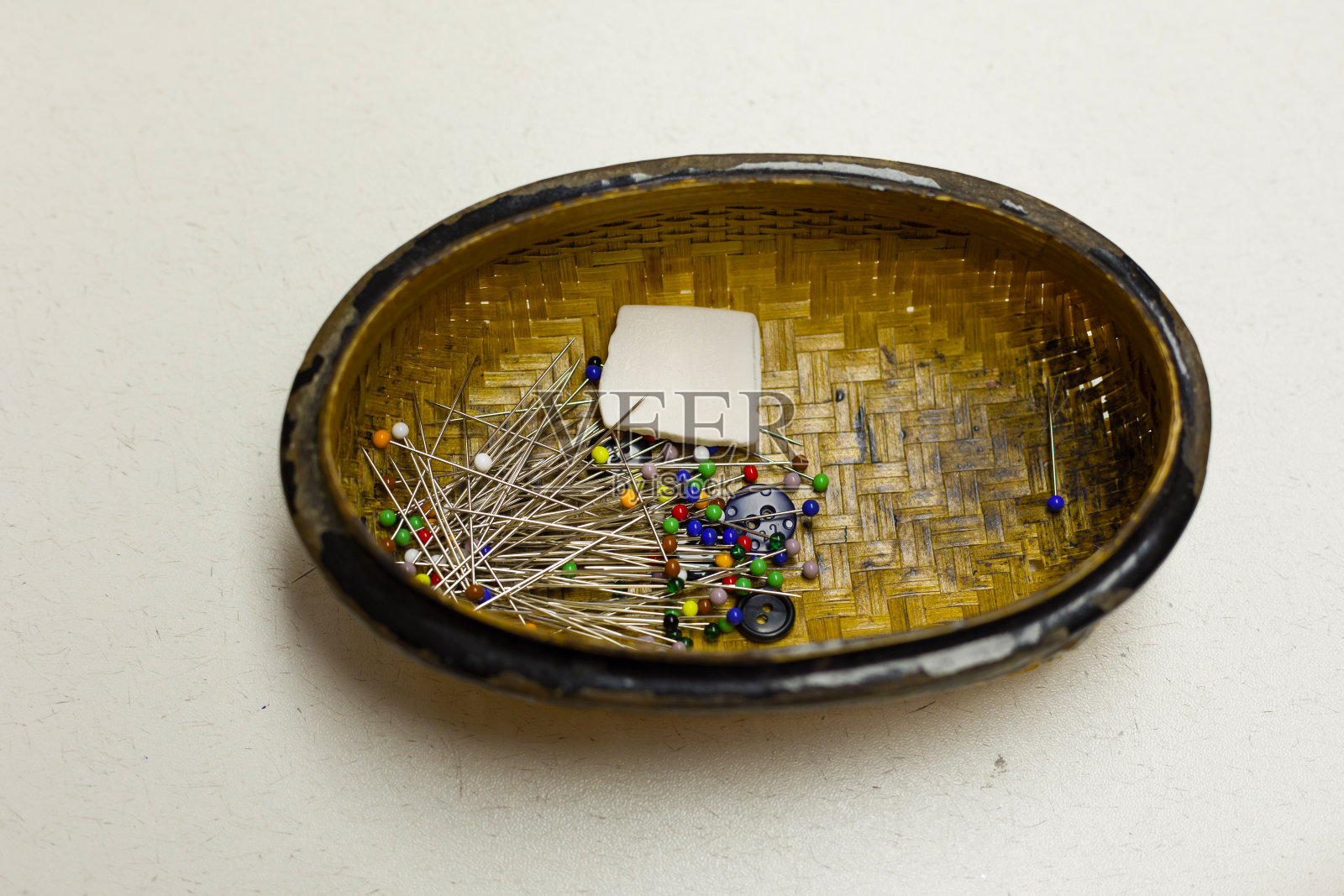 裁缝的别针在草篮里照片摄影图片