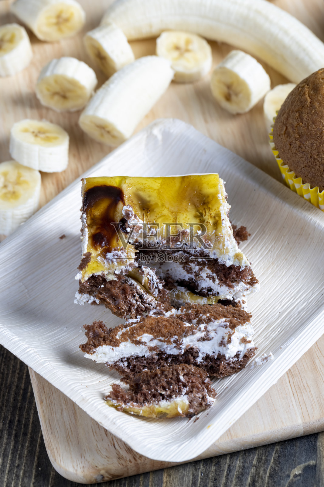 一块香蕉蛋糕和新鲜的香蕉片照片摄影图片
