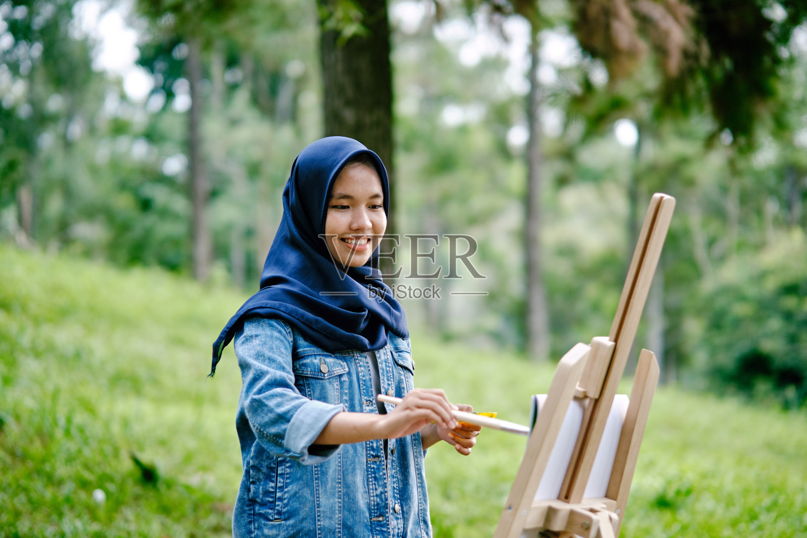 快乐的亚洲少女有画画的乐趣照片摄影图片