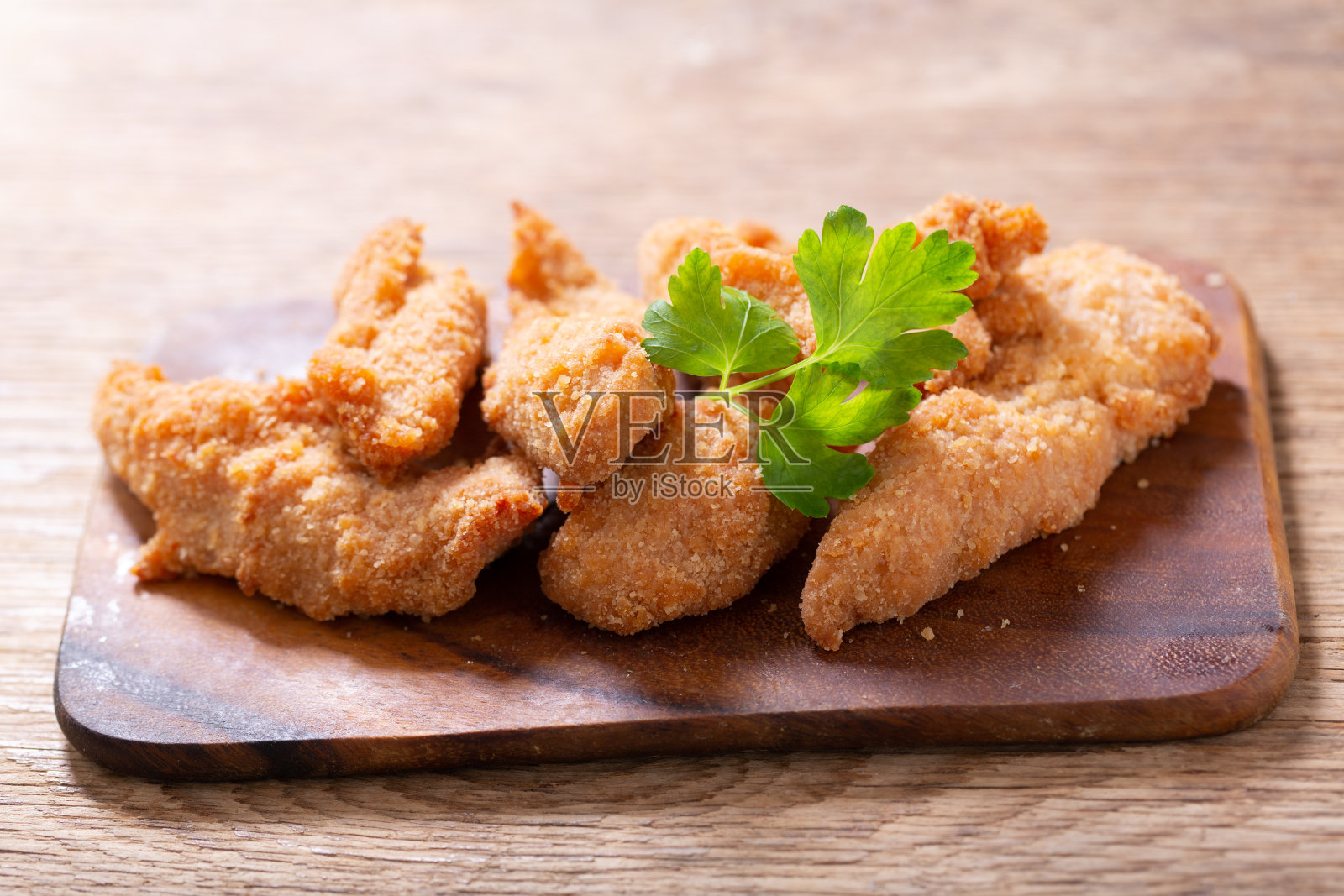 木板上的炸鸡照片摄影图片