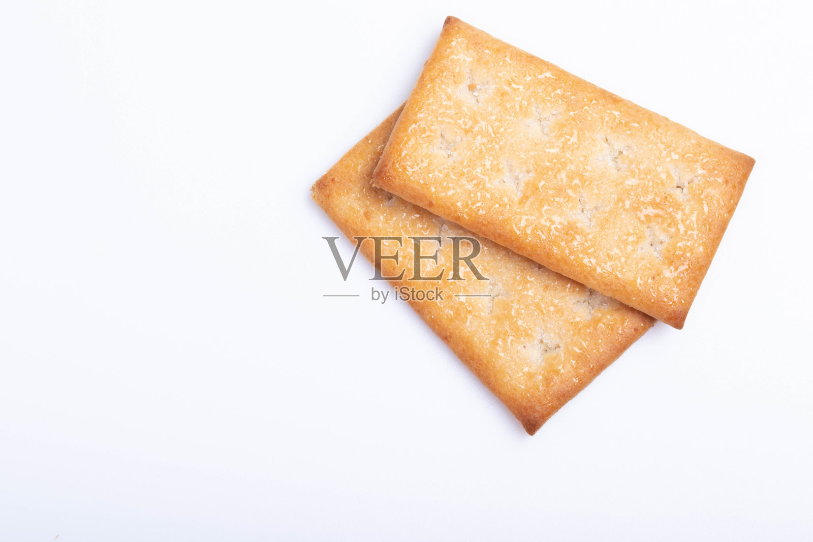 白色背景上的两块饼干照片摄影图片