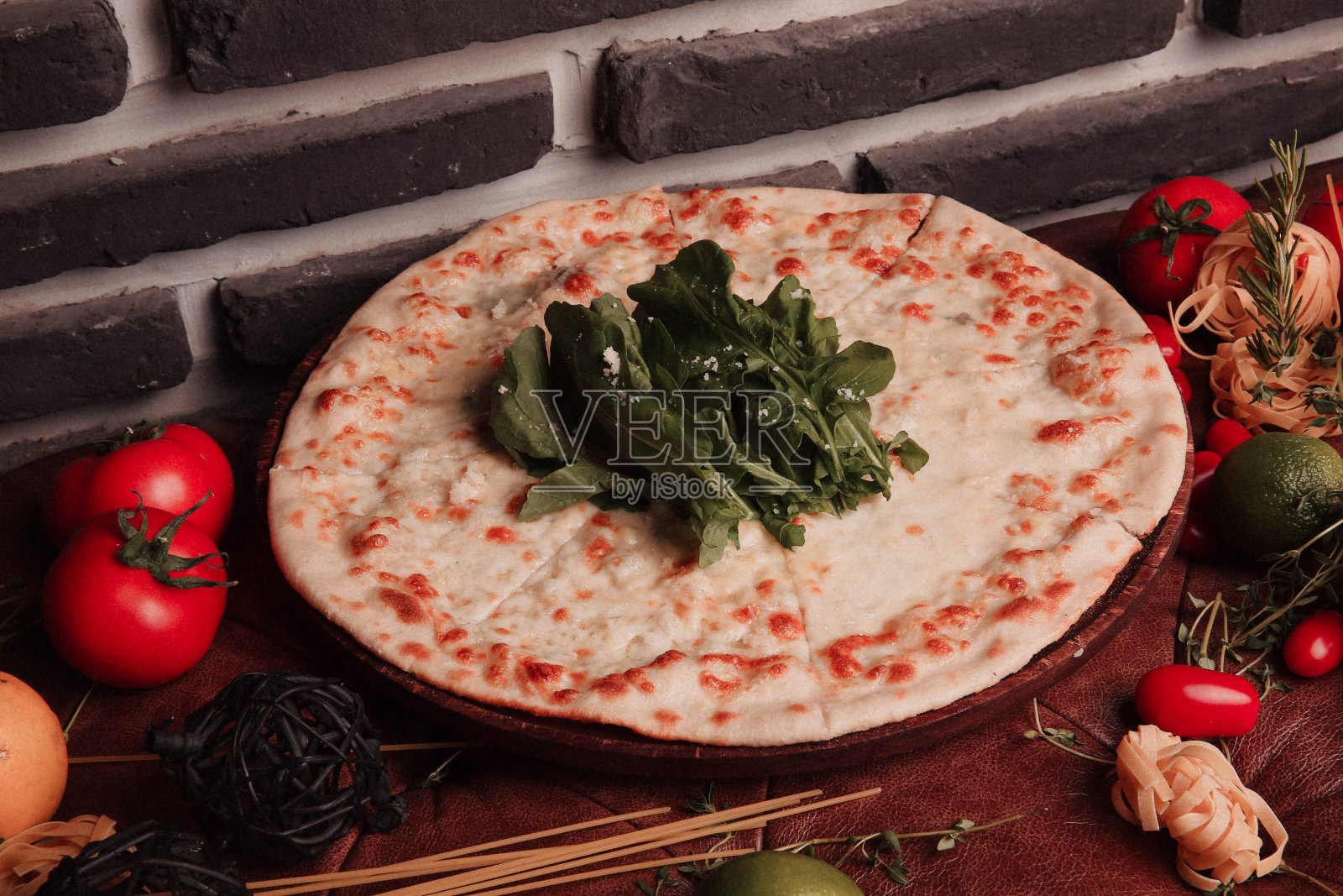 美味的混合披萨意大利美食照片摄影图片