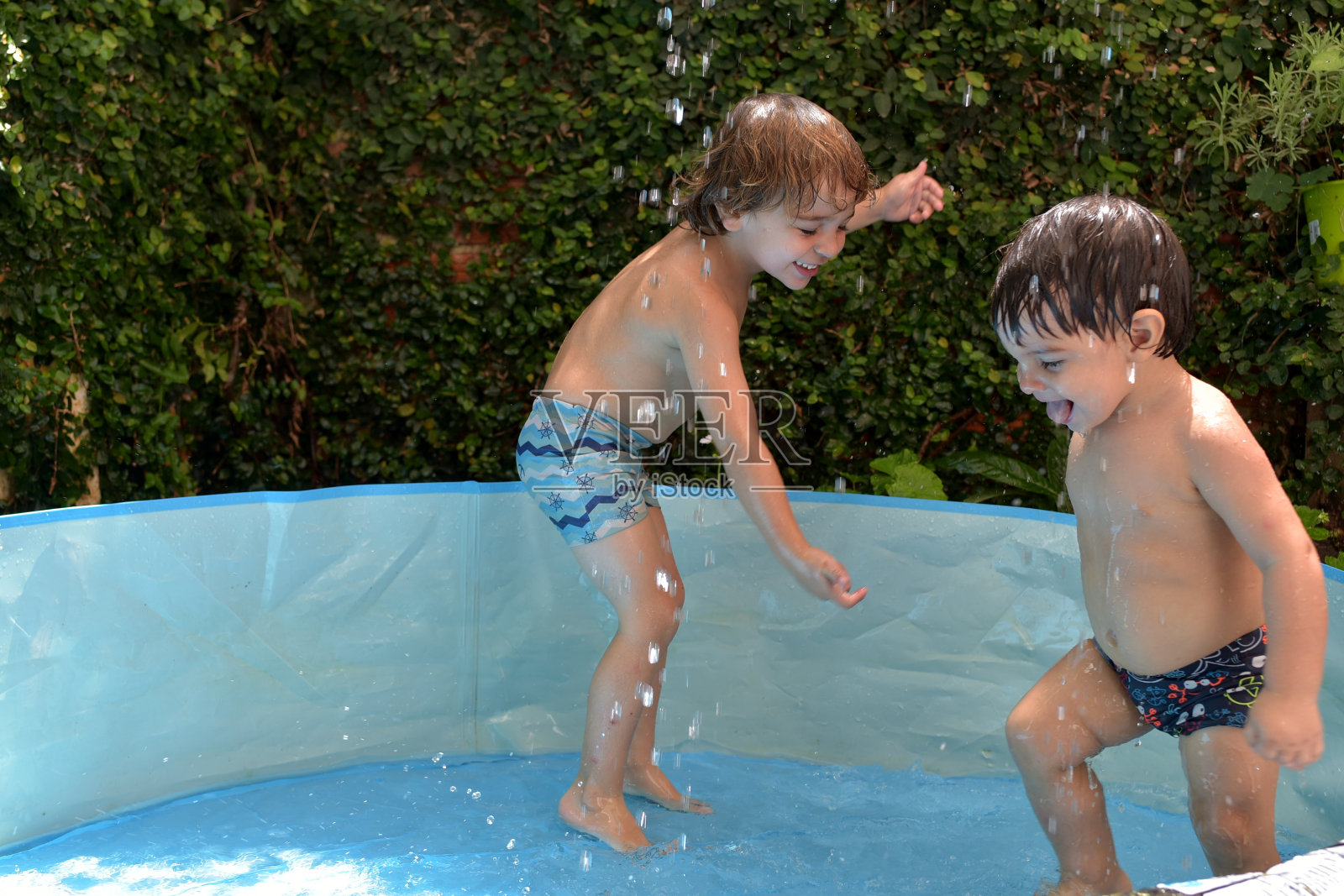 孩子们在玩水照片摄影图片