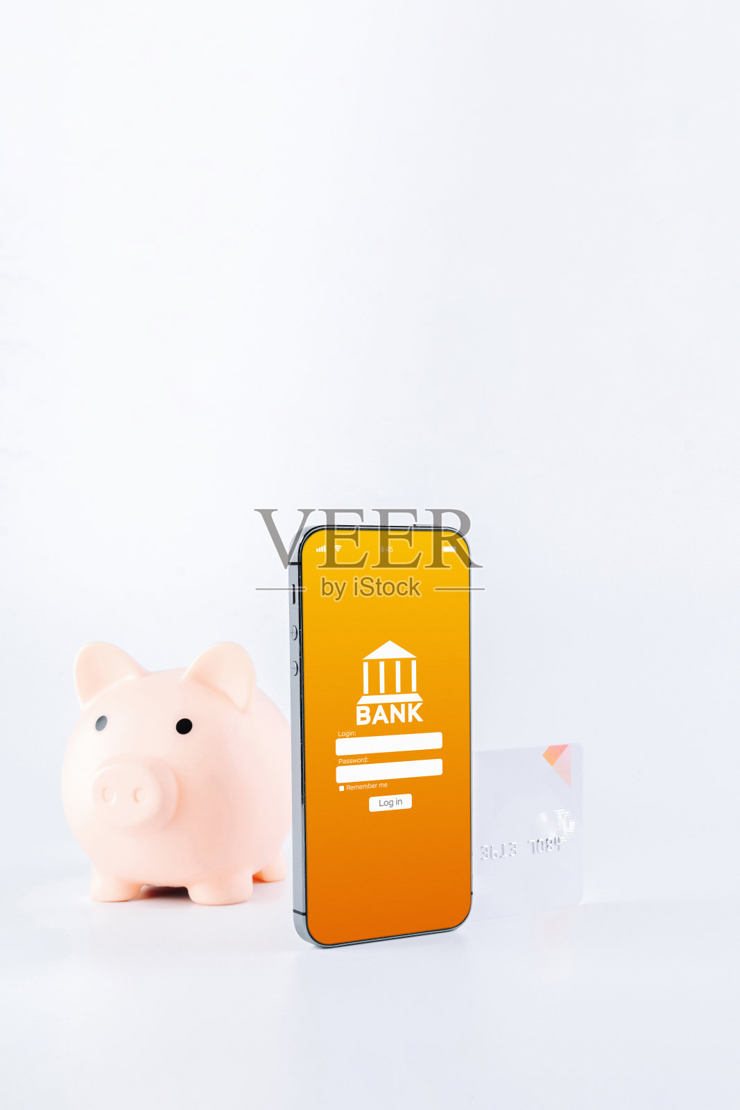 网上银行。手机与互联网网上银行应用程序。猪银行与信用卡在白色背景。商务钱包省钱。照片摄影图片
