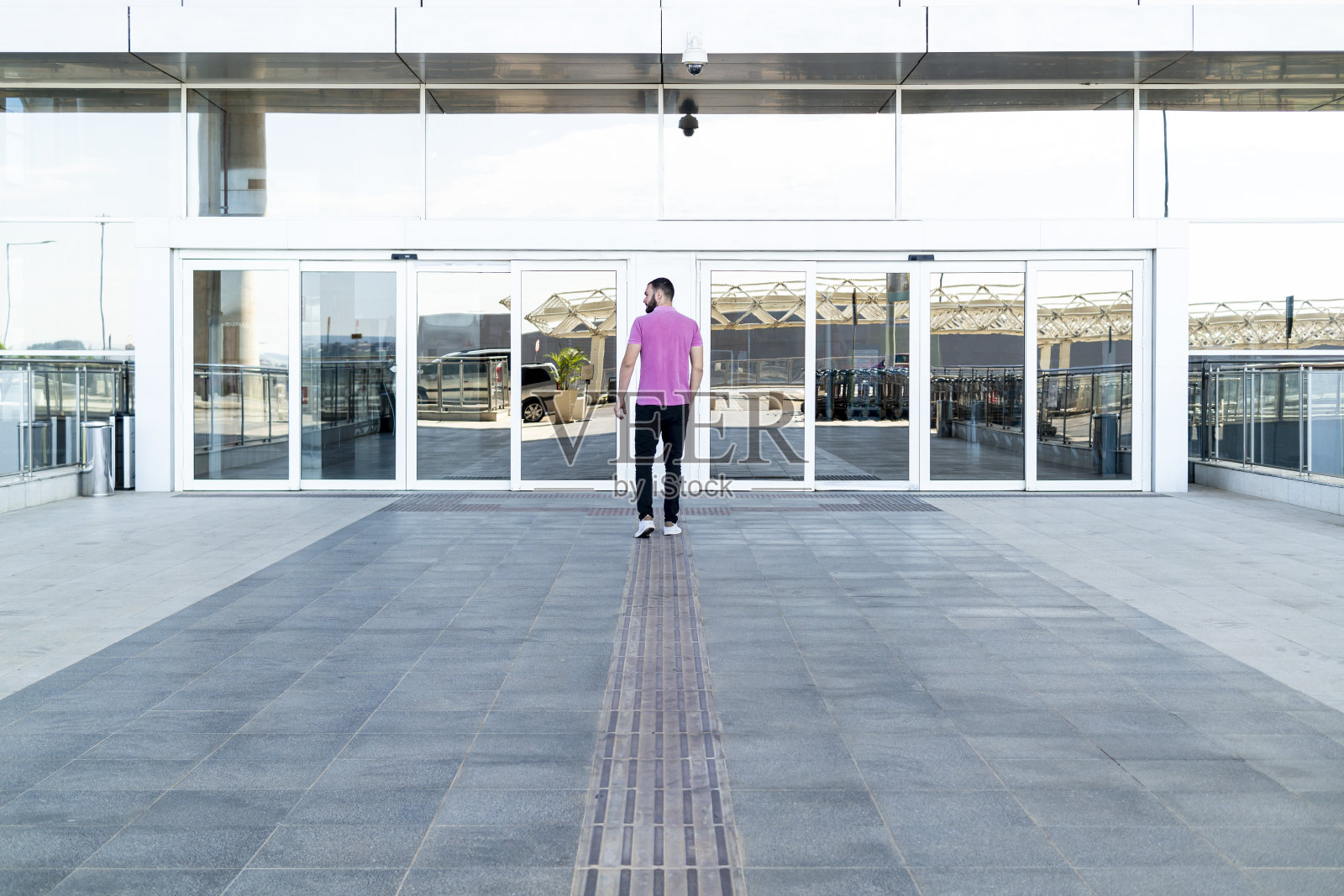 现代空间中的人照片摄影图片