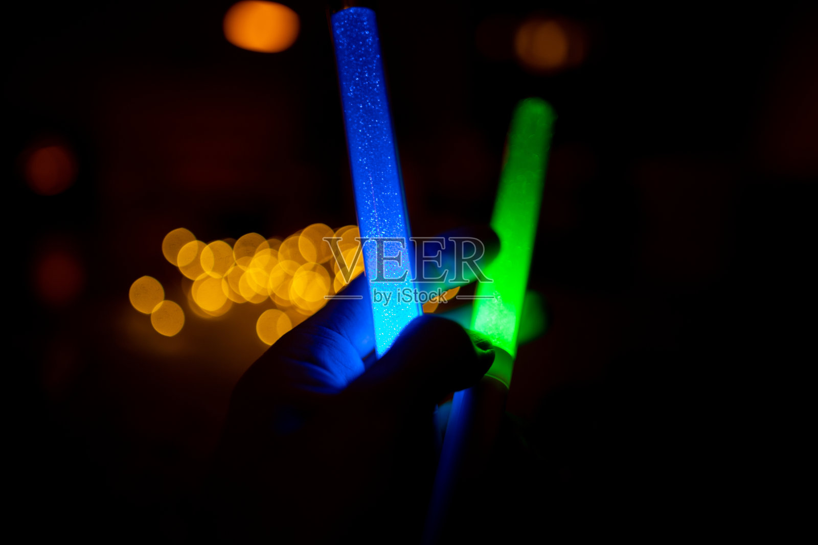 晚上在餐厅拿着彩灯的男人照片摄影图片