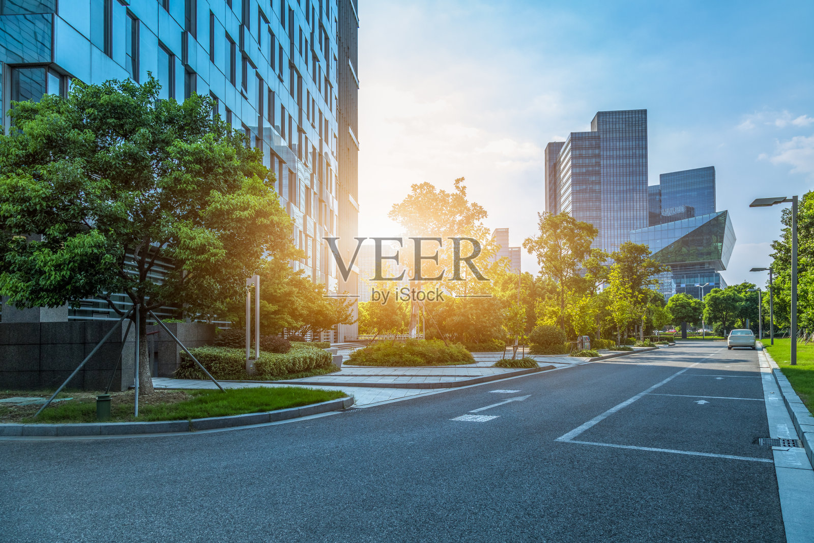 空荡荡的马路和现代化的办公楼照片摄影图片