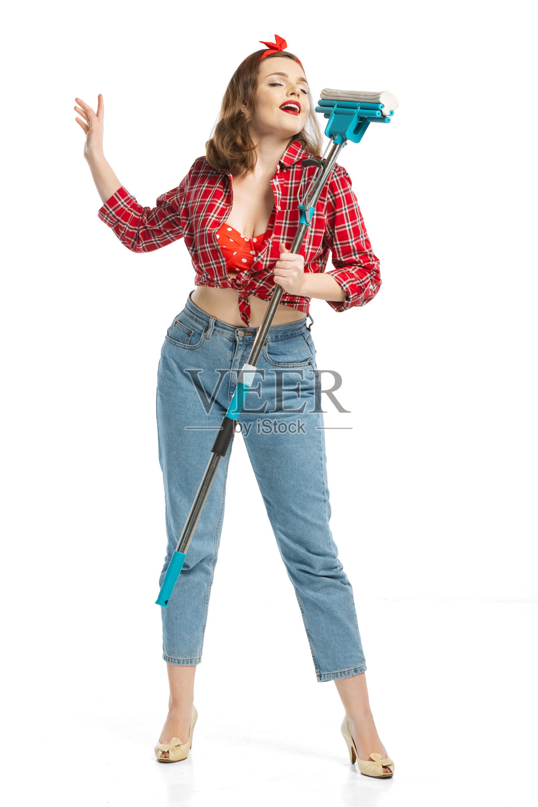 年轻的情感女孩的肖像，家庭主妇穿着家居在七八十年代的时尚风格孤立在白色的工作室背景。情感，女性权利，美丽，家庭照片摄影图片