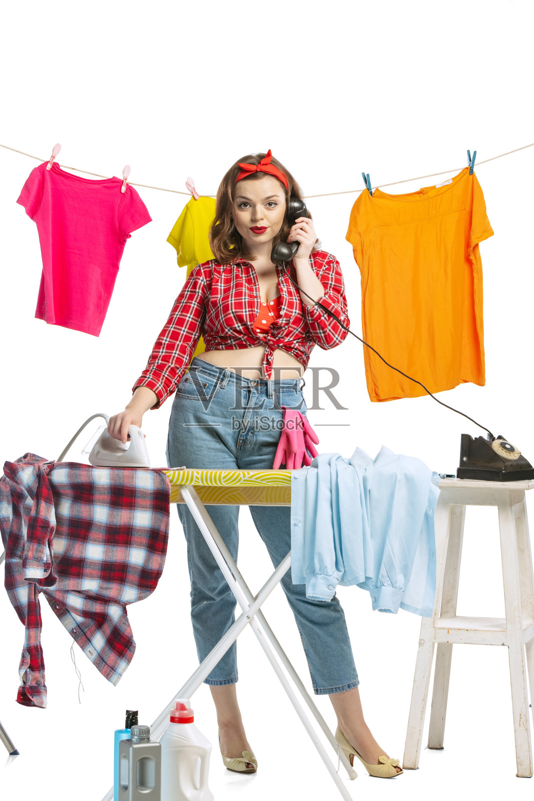 衣服,清洗、熨烫。美丽的家庭主妇做家务孤立在白色工作室背景。工作，情感，女性权利，美丽，家庭照片摄影图片