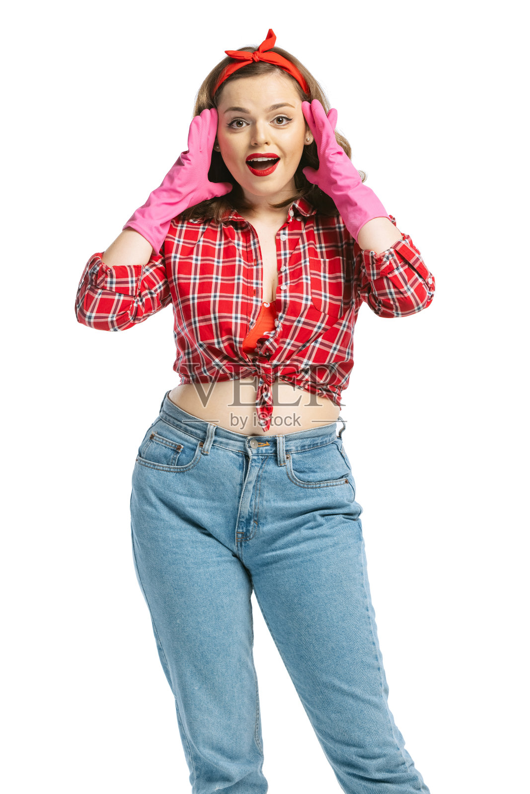 兴奋的年轻漂亮的女孩，家庭主妇穿着70、80年代的家居时尚风格微笑孤立在白色的工作室背景。情感，女性权利，美丽，家庭照片摄影图片