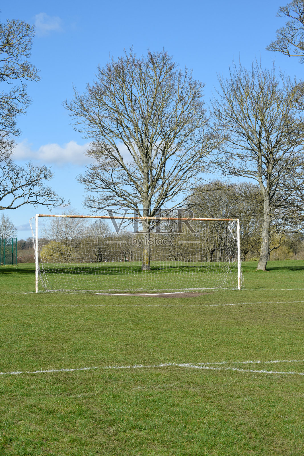 在公园里踢足球或踢足球的球门照片摄影图片