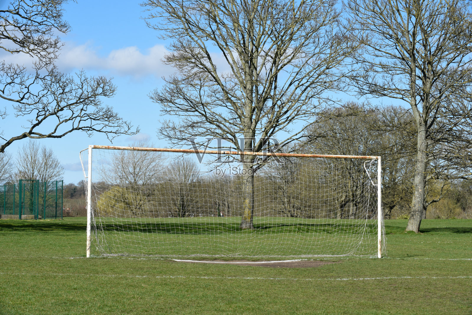 在公园里踢足球或踢足球的球门照片摄影图片