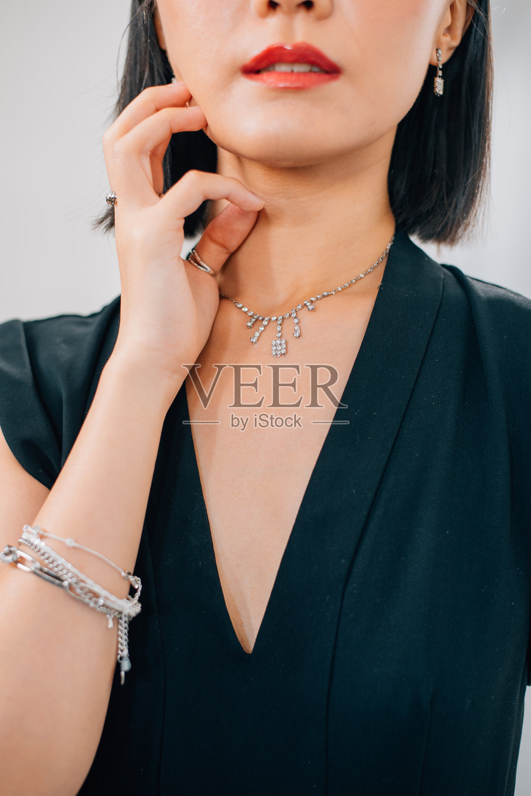 肖像美丽的女人与珠宝照片摄影图片