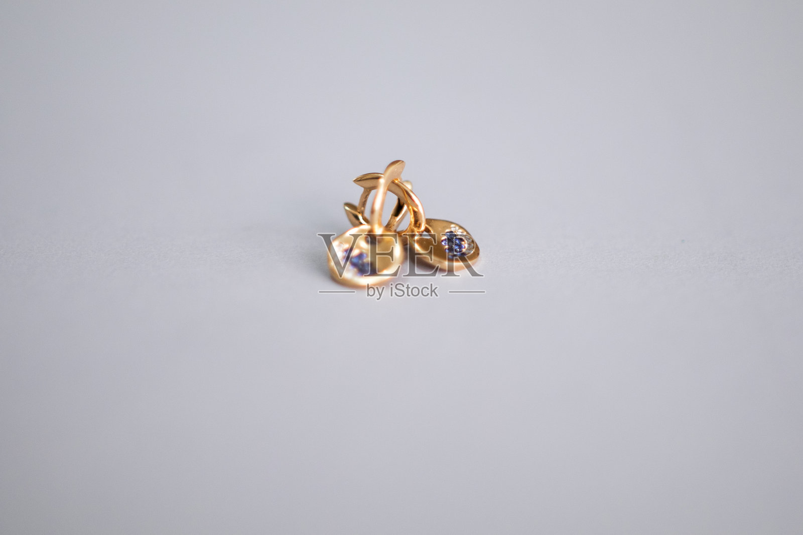 底部光滑的耳环照片摄影图片