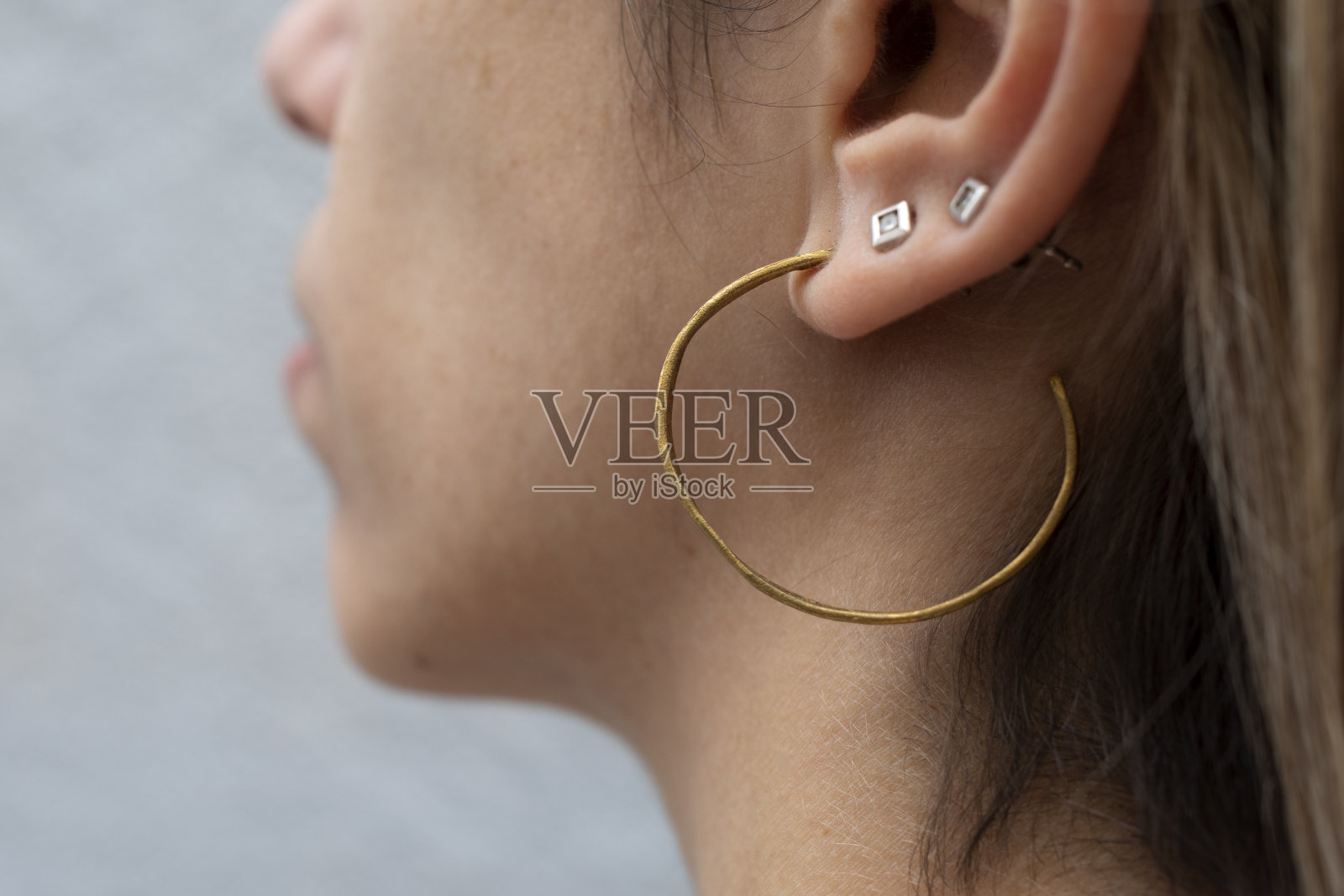 女人戴着项链照片摄影图片