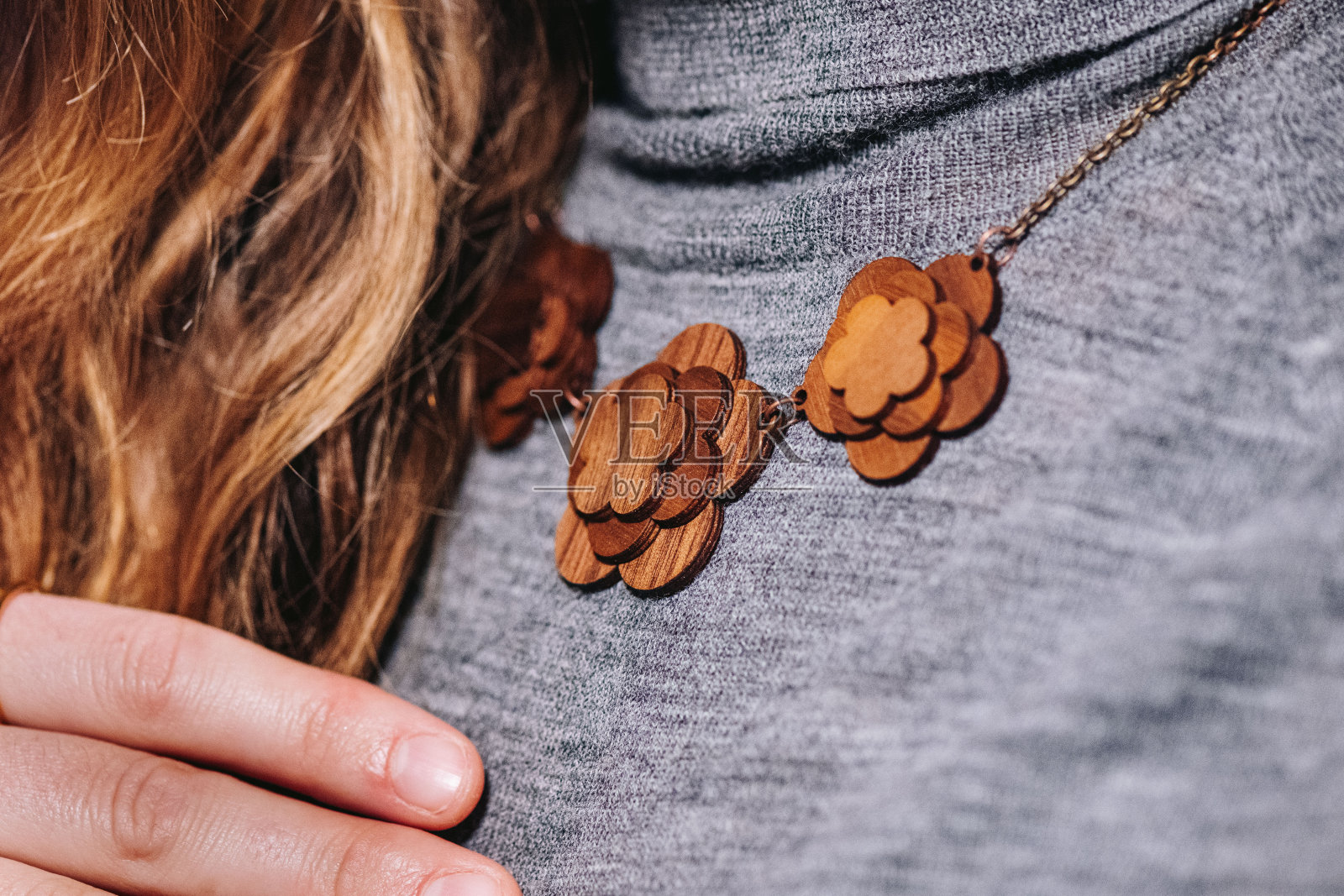 一个玫瑰图案和戒指的木制项链的特写照片摄影图片