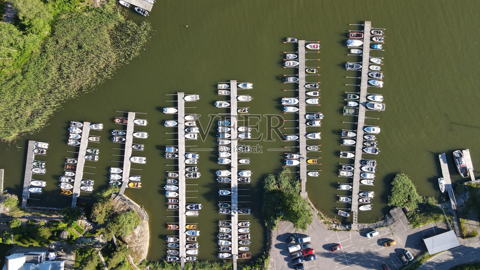 在芬兰的一个小镇上，从上往下看码头照片摄影图片