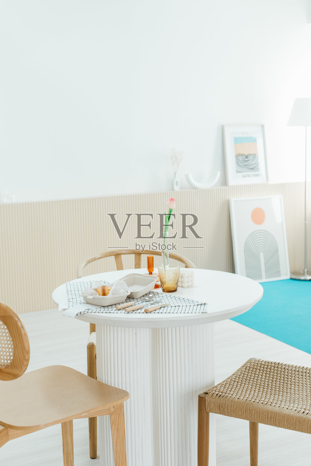 极简主义的休闲房间，房间里有沙发和配件。照片摄影图片